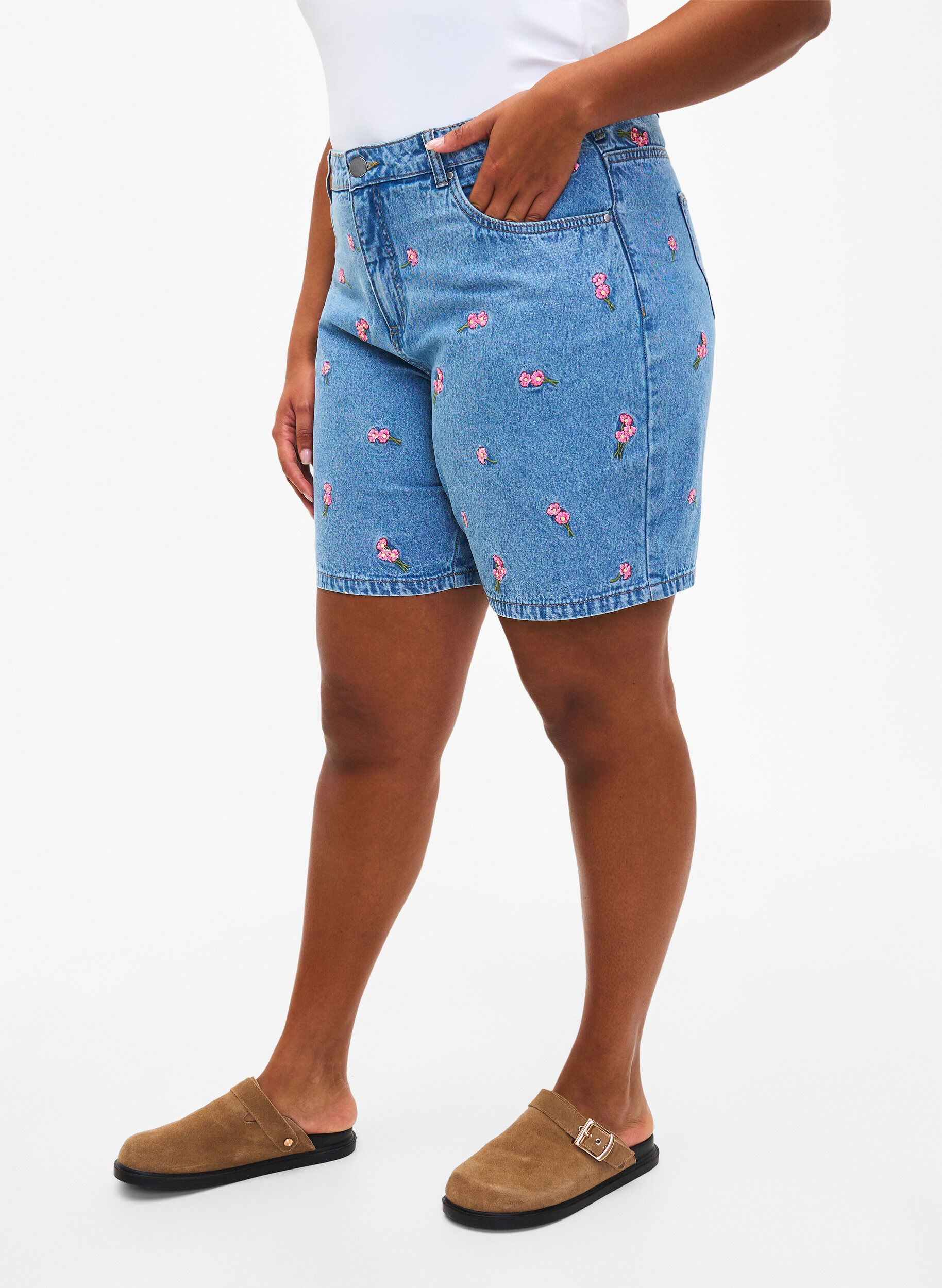 Zizzi Shorts en jean avec des fleurs brod&eacute;es, Bleu Clair, Model image number 3
