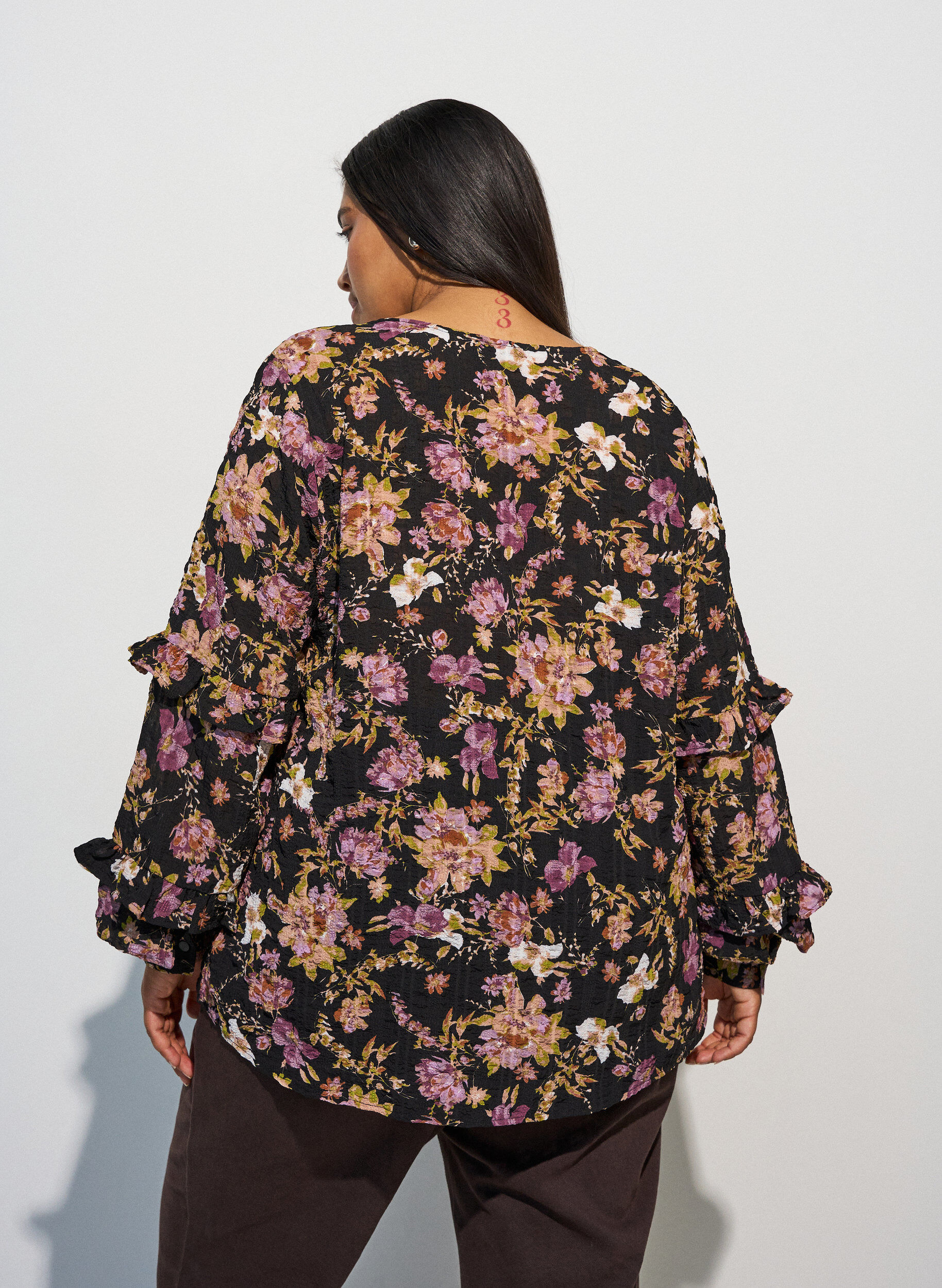 ZizziBlouse avec imprim&eacute; floral et volants, Noir, Model image number 2