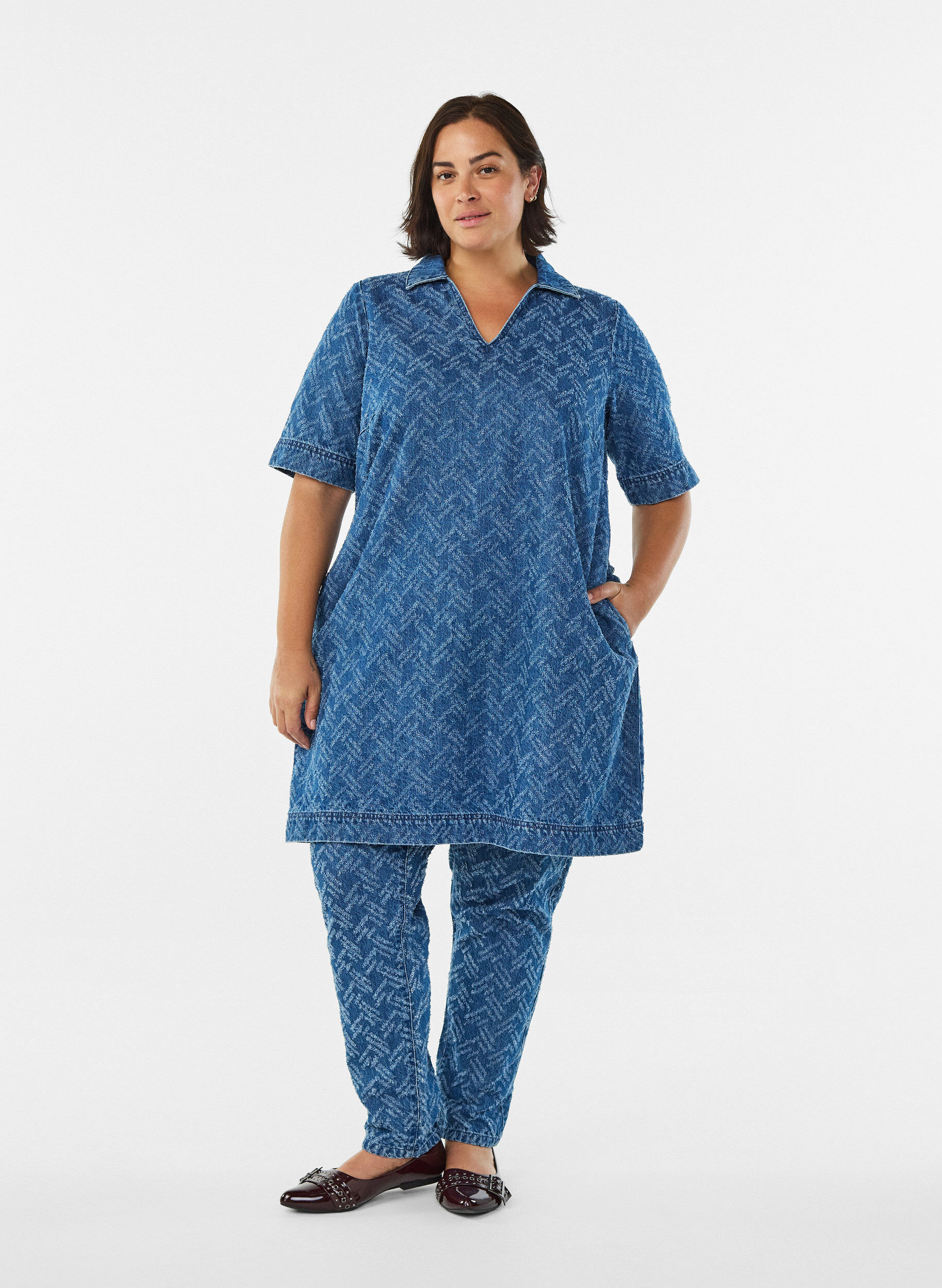 Zizzi Robe courte en jean avec motif textur&eacute;, Bleu, Model image number 1