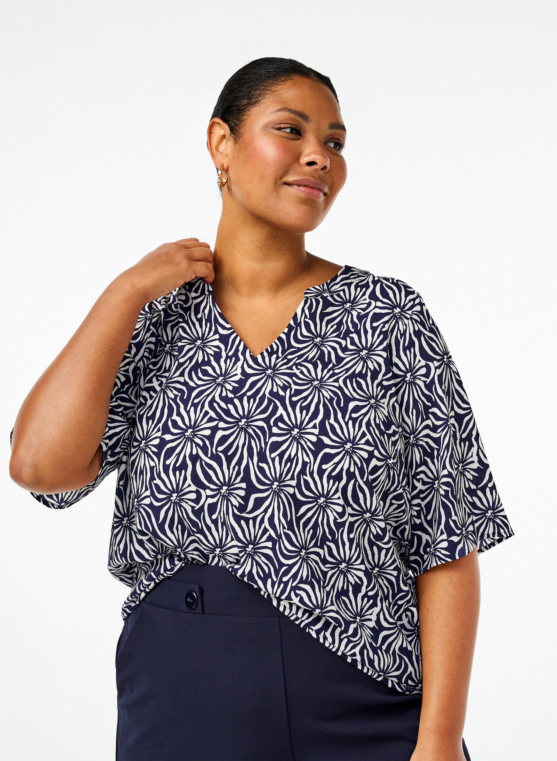 Zizzi Blouse met V-hals en bloemenprint, White Blue Flower, Model image number 0