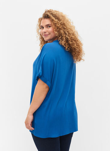 Chemise à manches courtes en viscose avec col en V, Classic Blue, Model image number 1