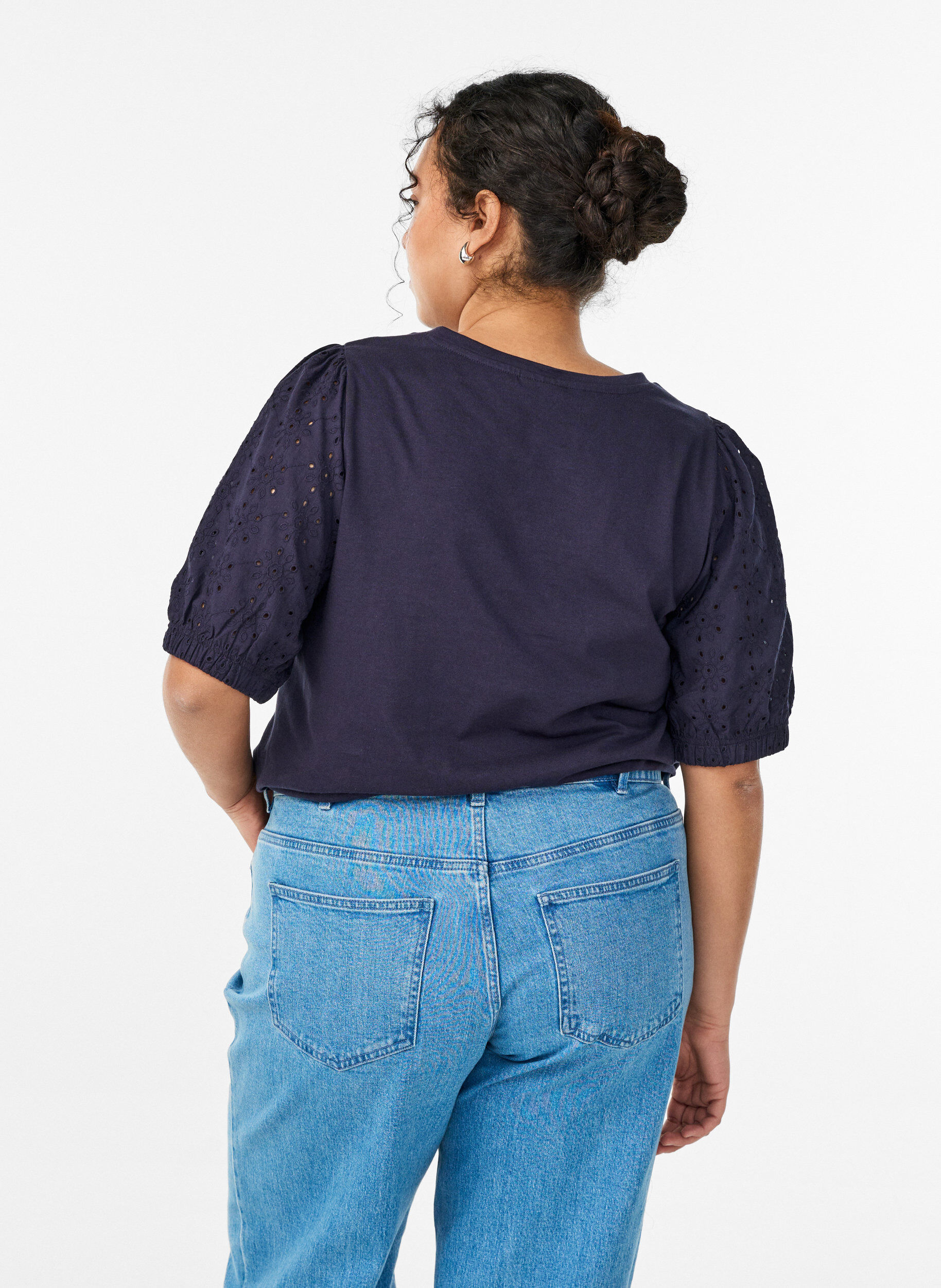 Zizzi T-shirt avec des manches en broderie anglaise, Bleu, Model image number 2