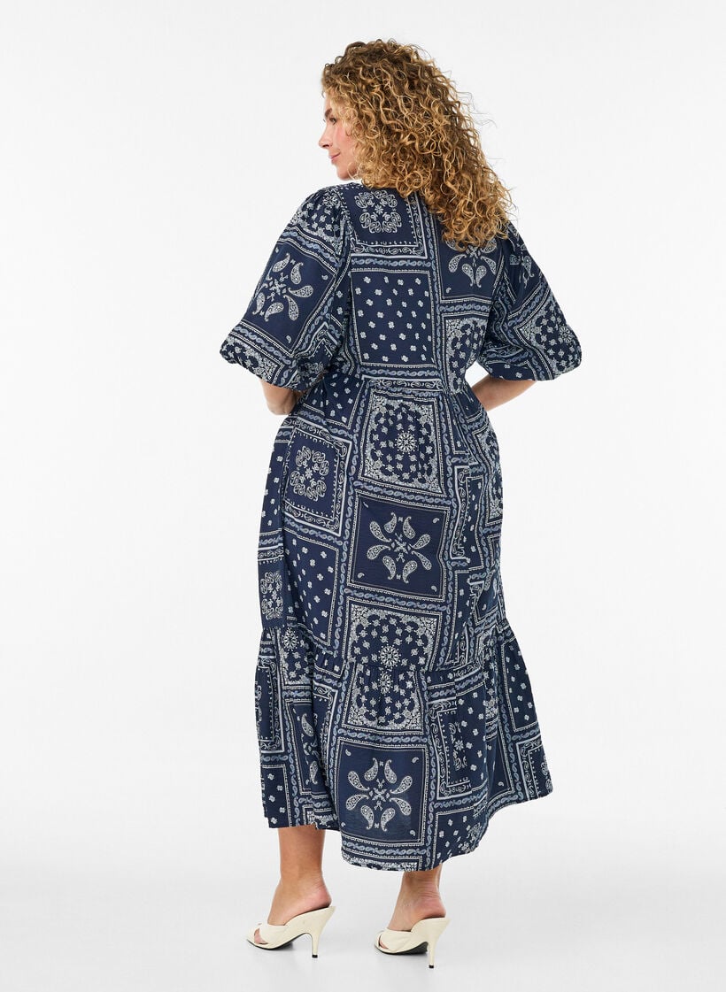 Robe longue en viscose avec un imprim&eacute; cachemire et des manches courtes, Bleu, Model image number 1