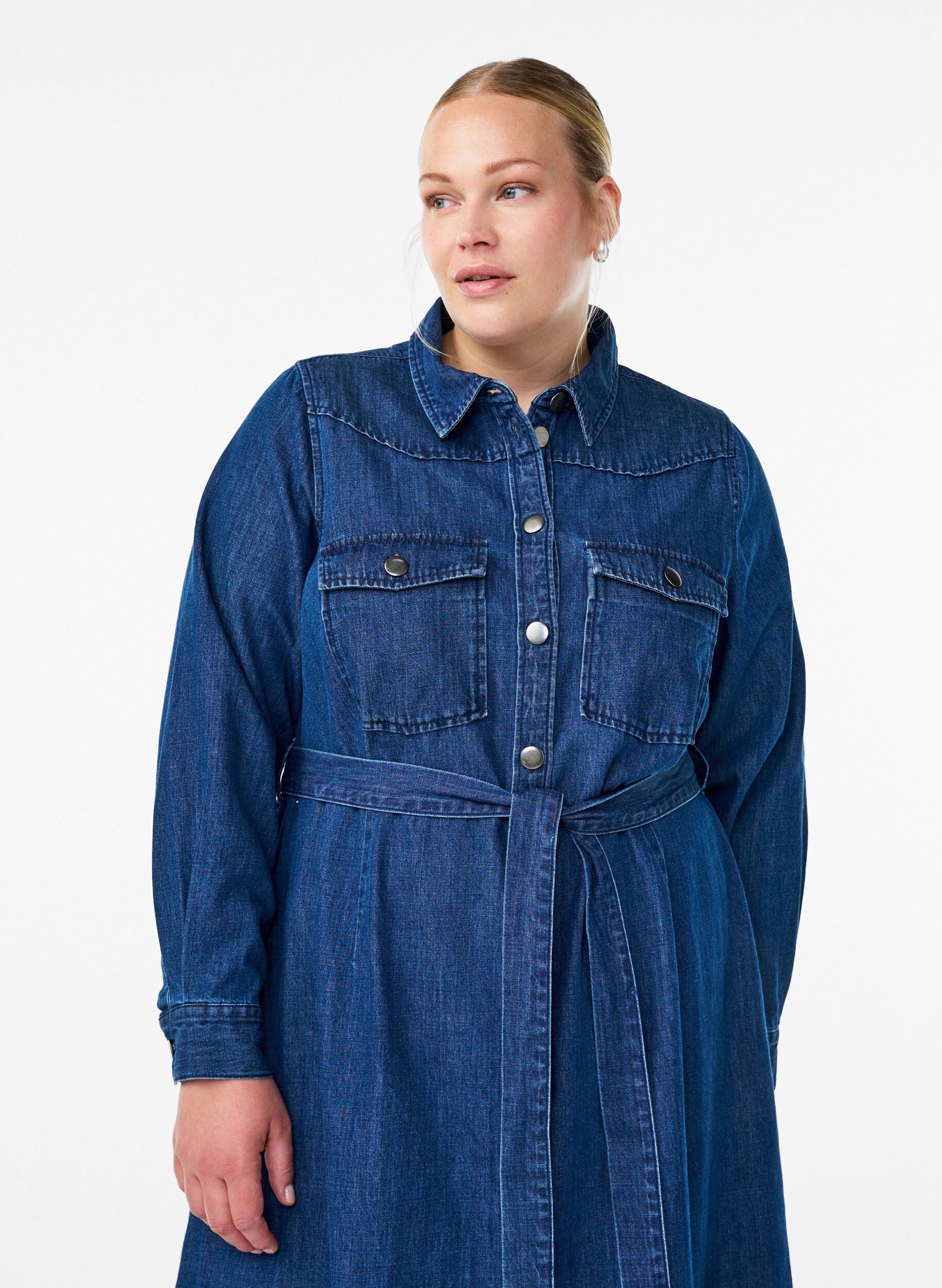 Zizzi Robe midi en jean avec ceinture &agrave; nouer, Bleu, Model image number 2