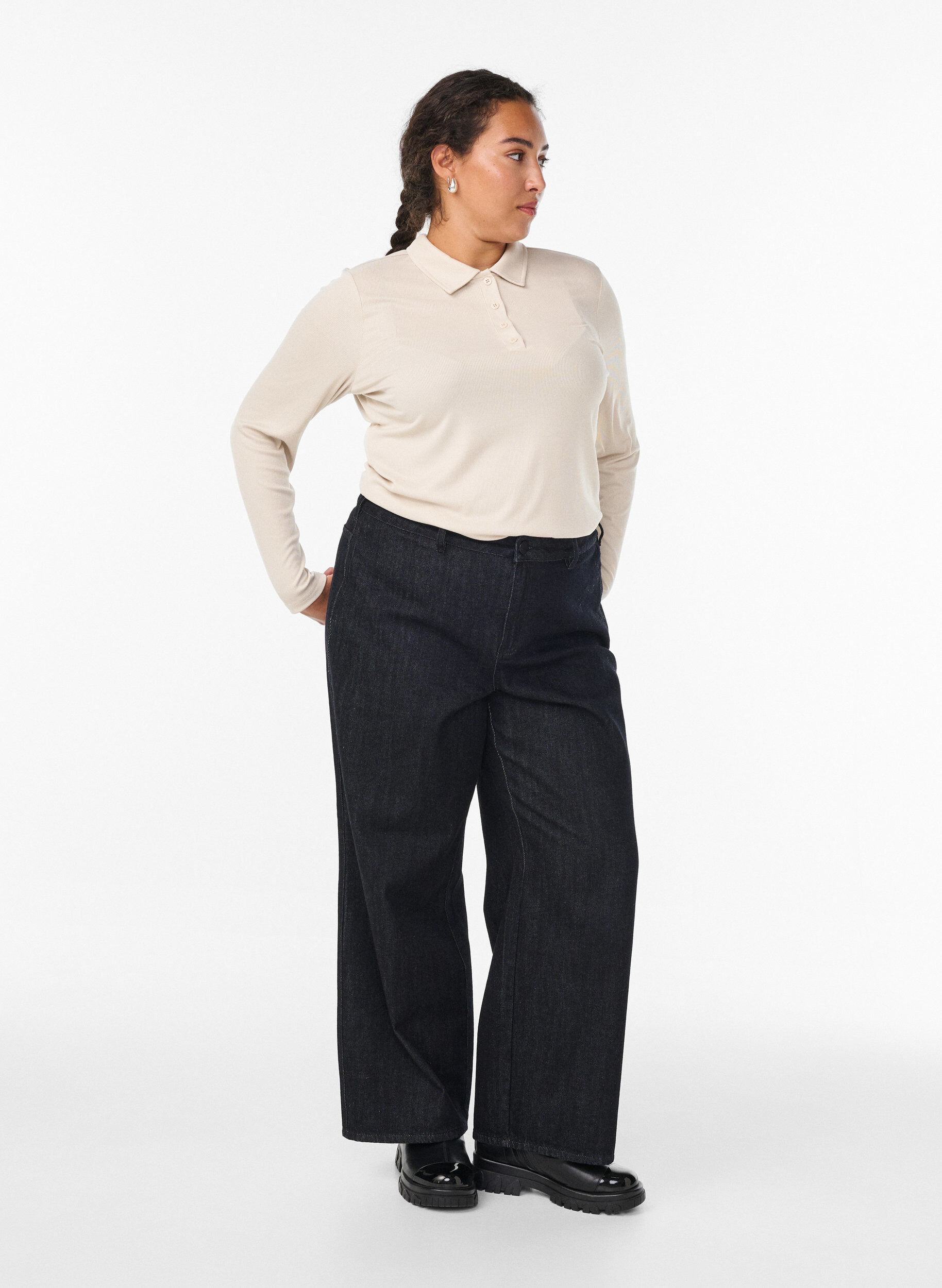 Zizzi Polo en maille c&ocirc;tel&eacute;e douce &agrave; manches longues, Beige, Model image number 1