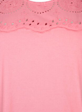 T-shirt van biologisch katoen met broderie anglaise, Strawberry Pink , Packshot image number 2