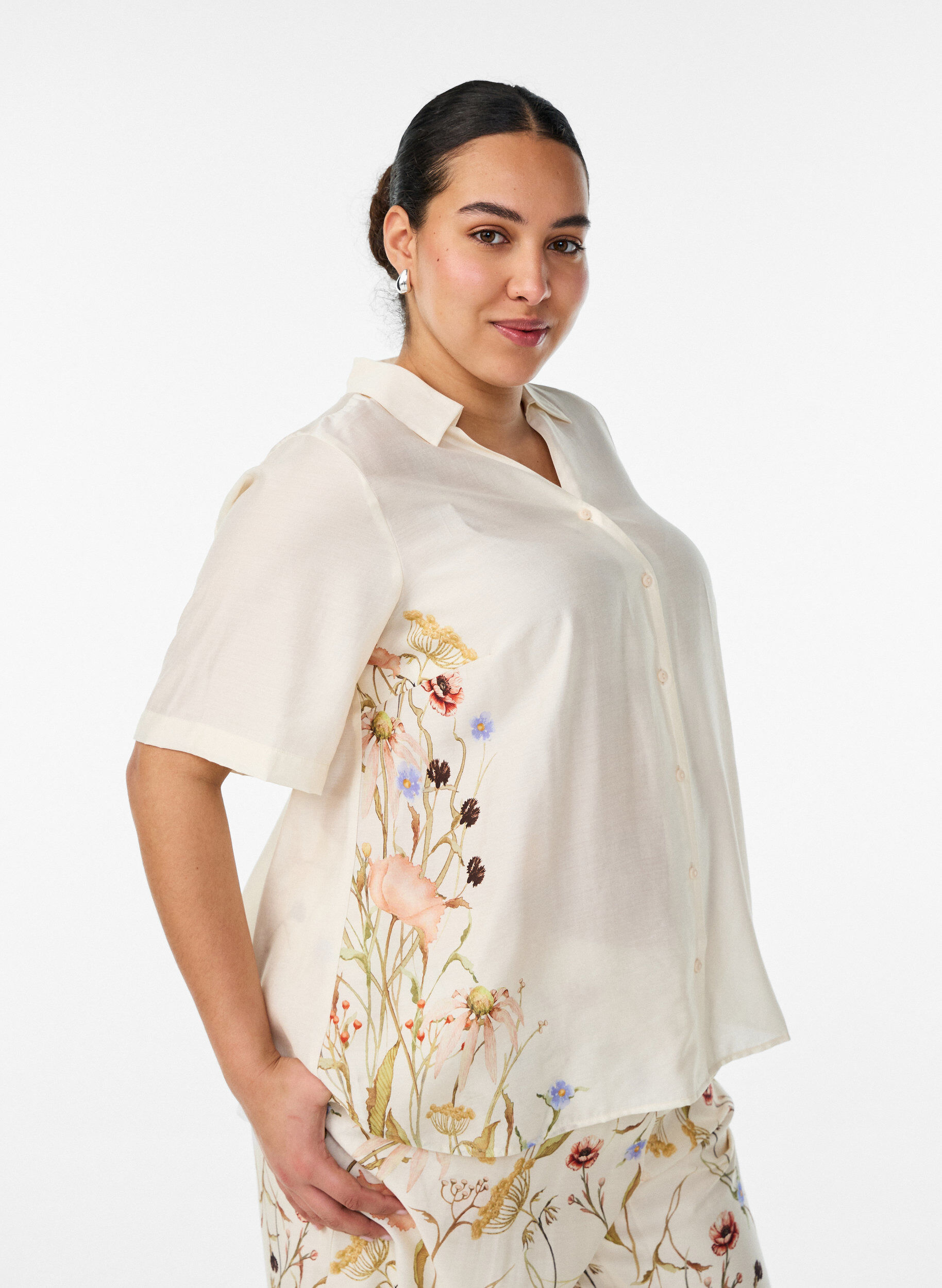 Blouse met ellebooglange mouwen en bloemenaccenten, Beige, Model