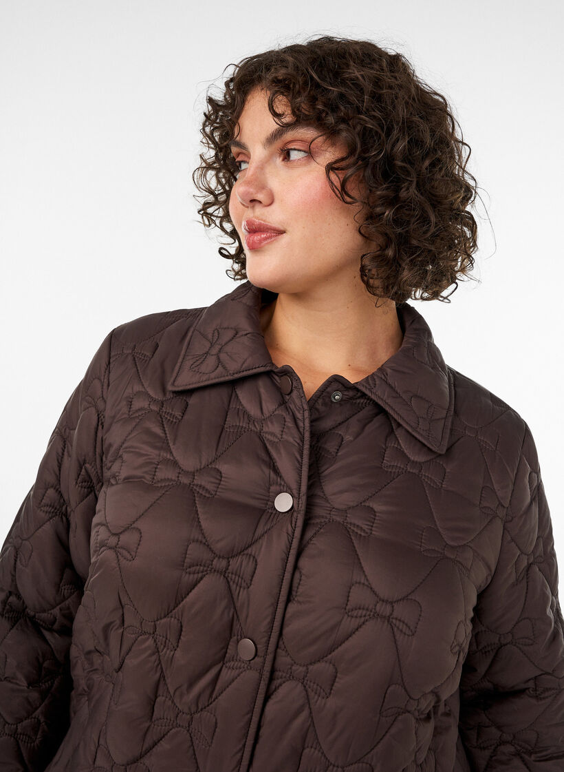Veste l&eacute;g&egrave;rement matelass&eacute;e &agrave; surpiq&ucirc;res d&eacute;coratives, Marron, Model