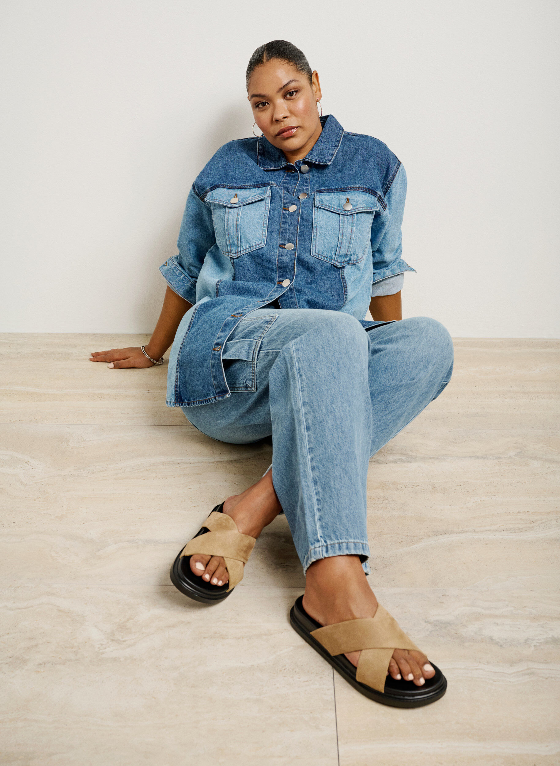 Zizzi Sandale en faux daim avec lani&egrave;res crois&eacute;es, Woodsmoke, Image image number 0