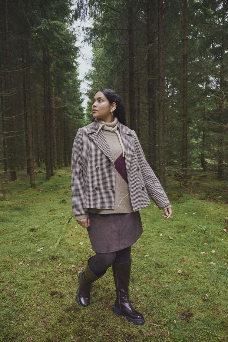Klassieke herfst in aardetinten, , Model
