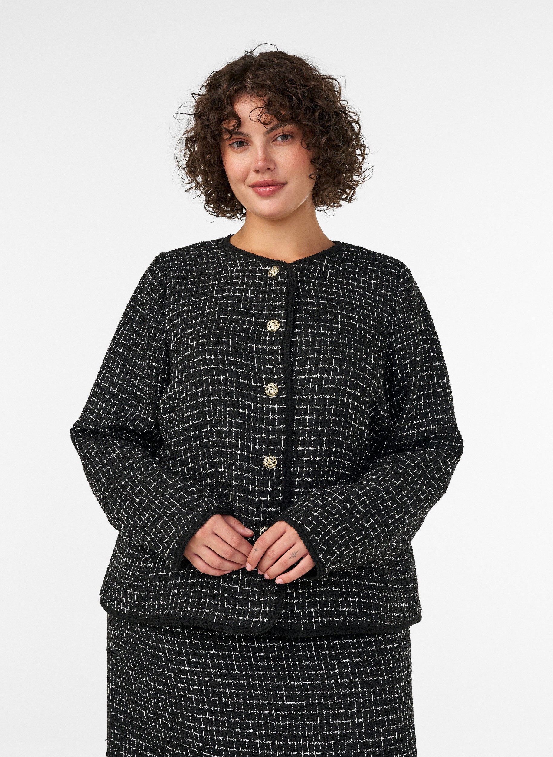Jasje in boucl&eacute; met goudkleurige knopen, Zwart, Model