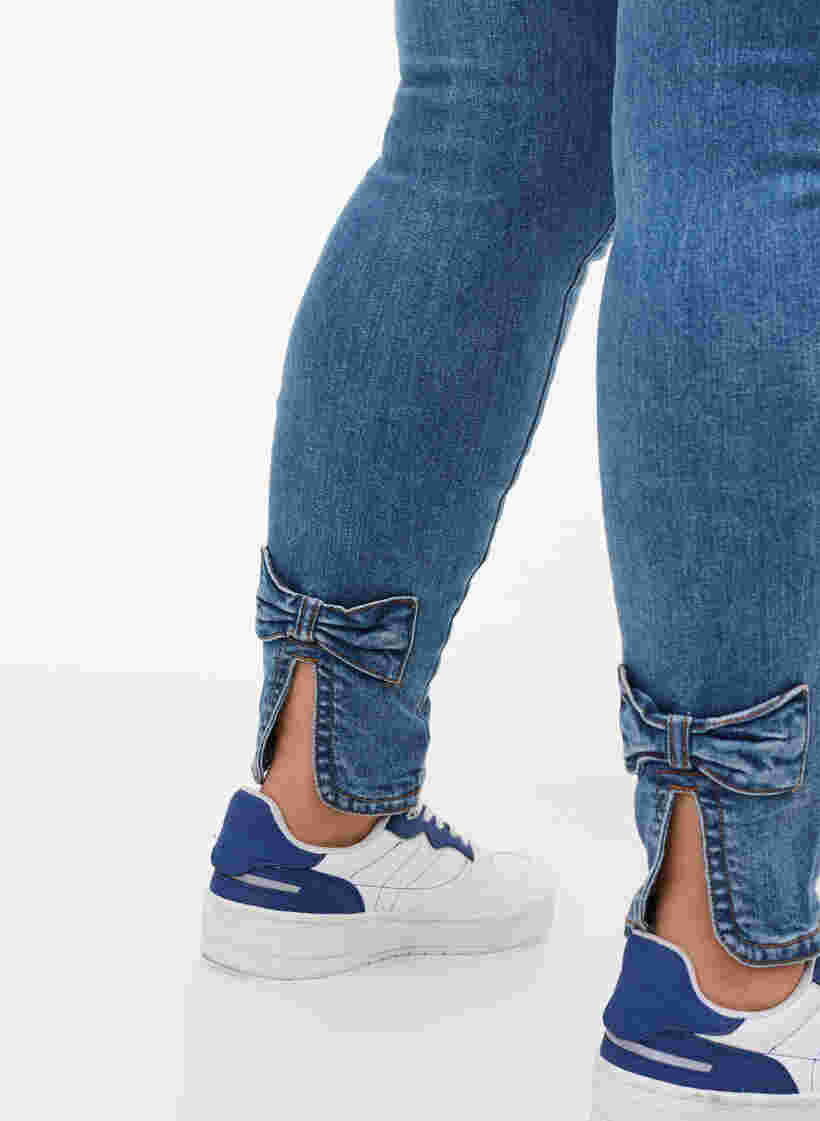 Cropped Amy jeans met hoge taille en strikje, Blue denim, Model image number 2