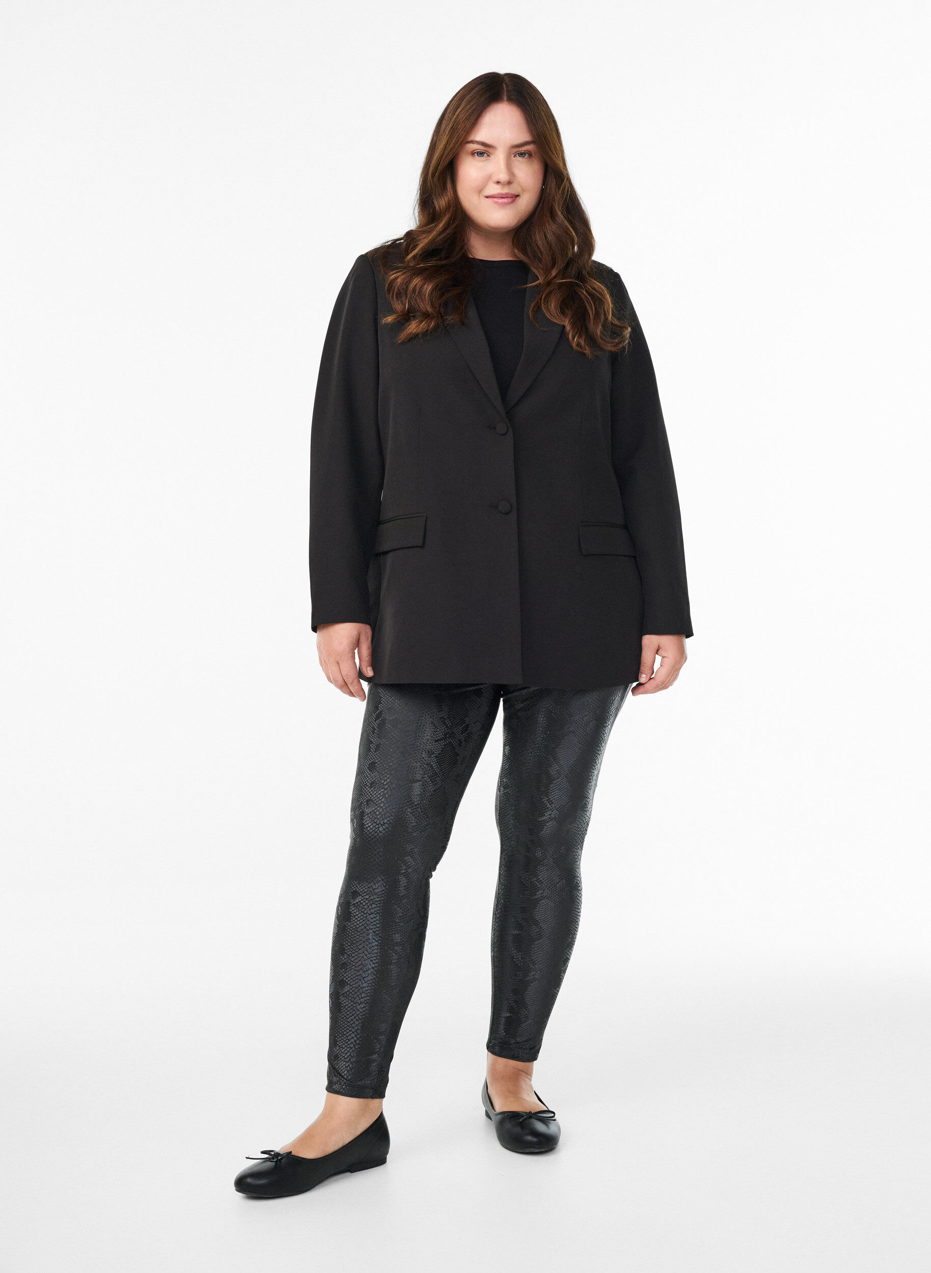 Zizzi Legging en similicuir avec imprim&eacute; animalier, Noir, Model image number 1