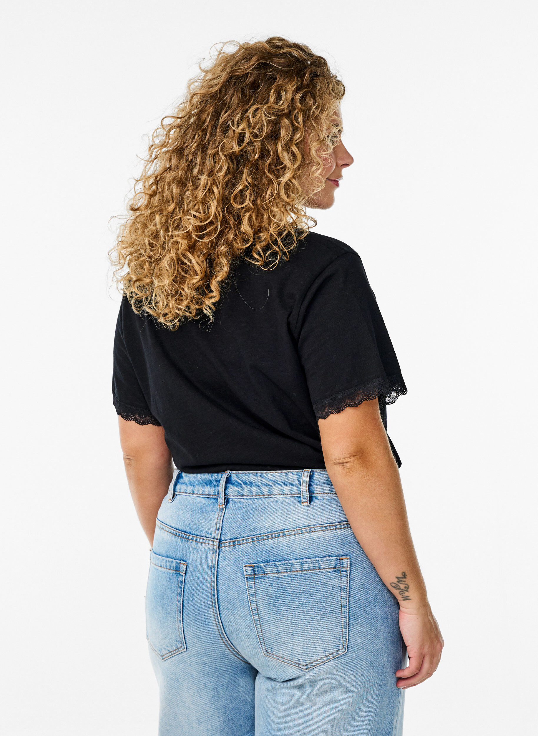 Zizzi T-shirt avec finitions en dentelle, Noir, Model image number 2