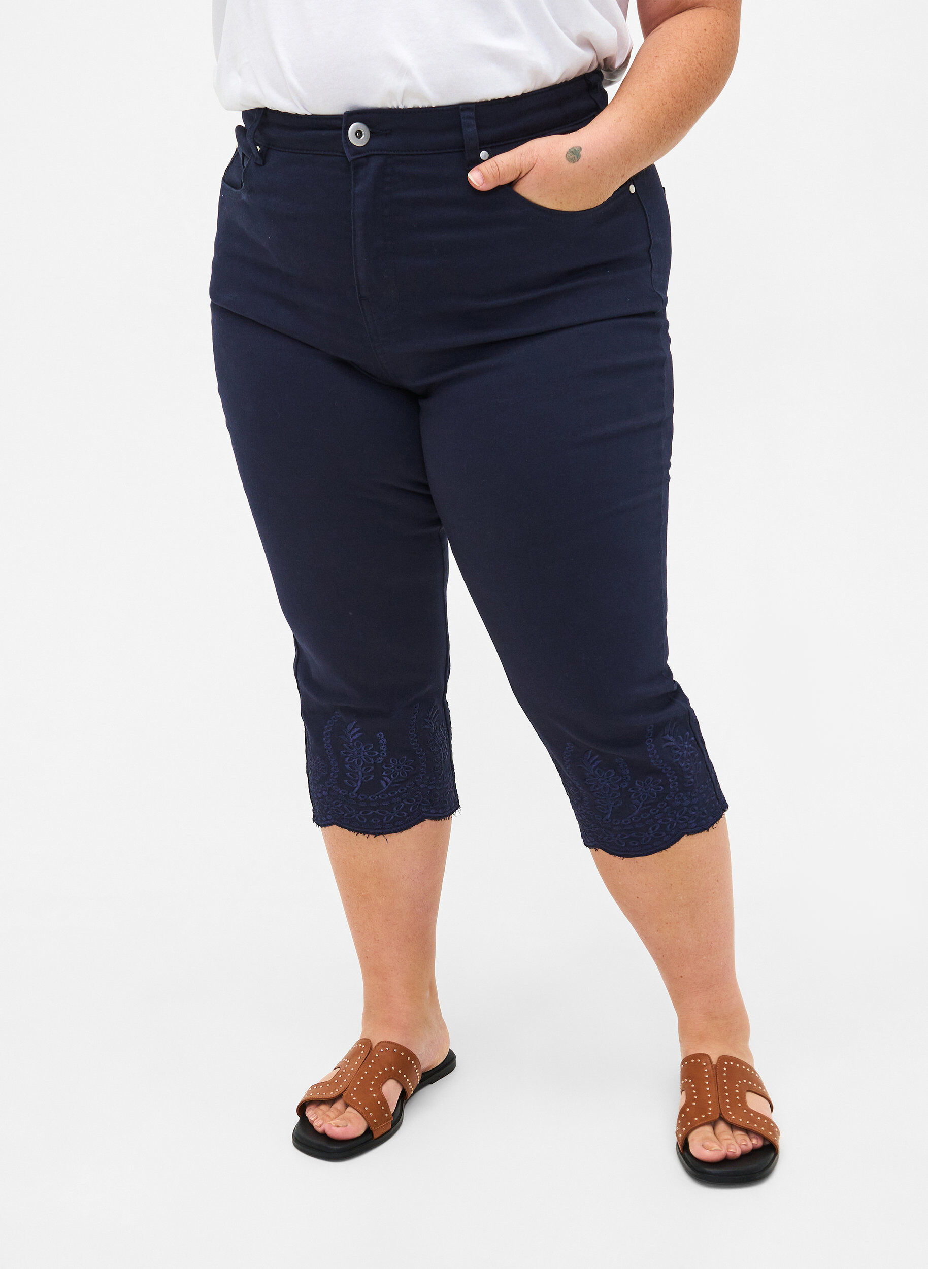 Zizzi Capribroeken met hoge taille en broderie anglaise, Night Sky, Model image number 2