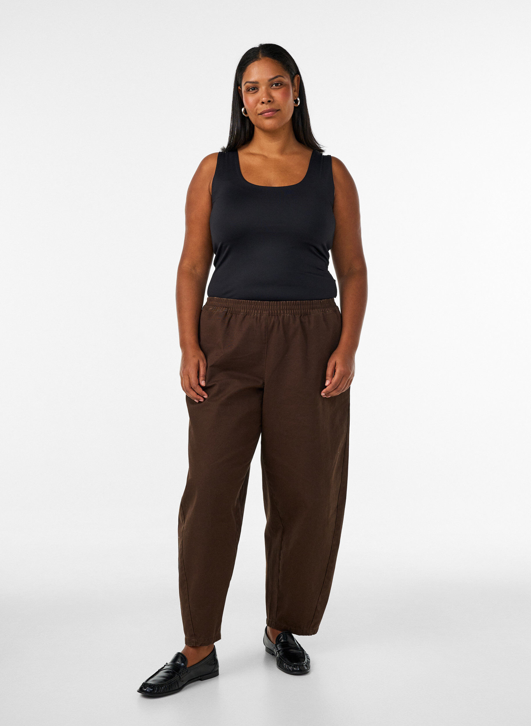 ZizziNauwsluitende basic top van een gladde stof, Zwart, Model image number 1