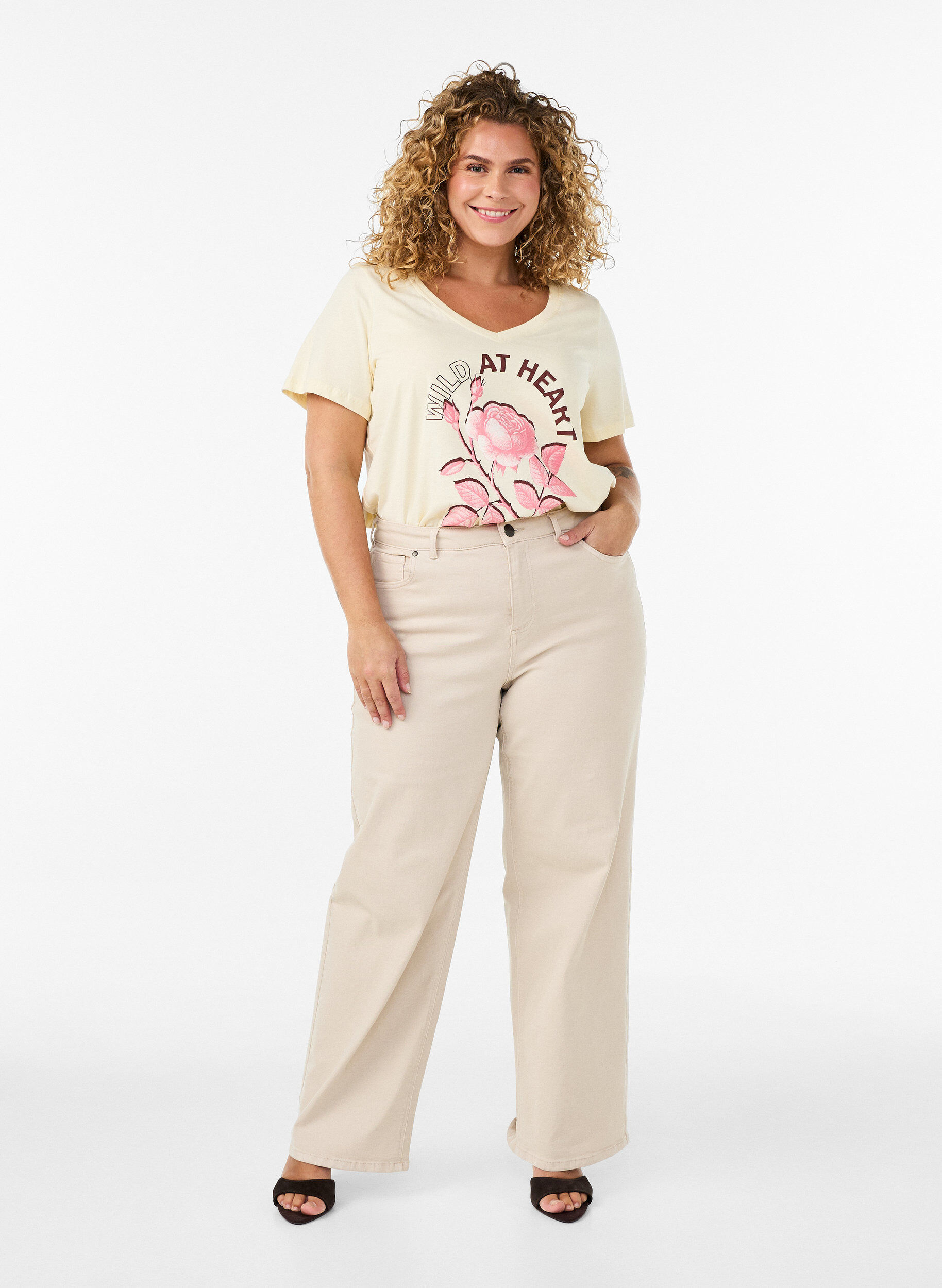 ZizziT-shirt en coton avec imprim&eacute; sur le devant et col en V, Beige, Model image number 1