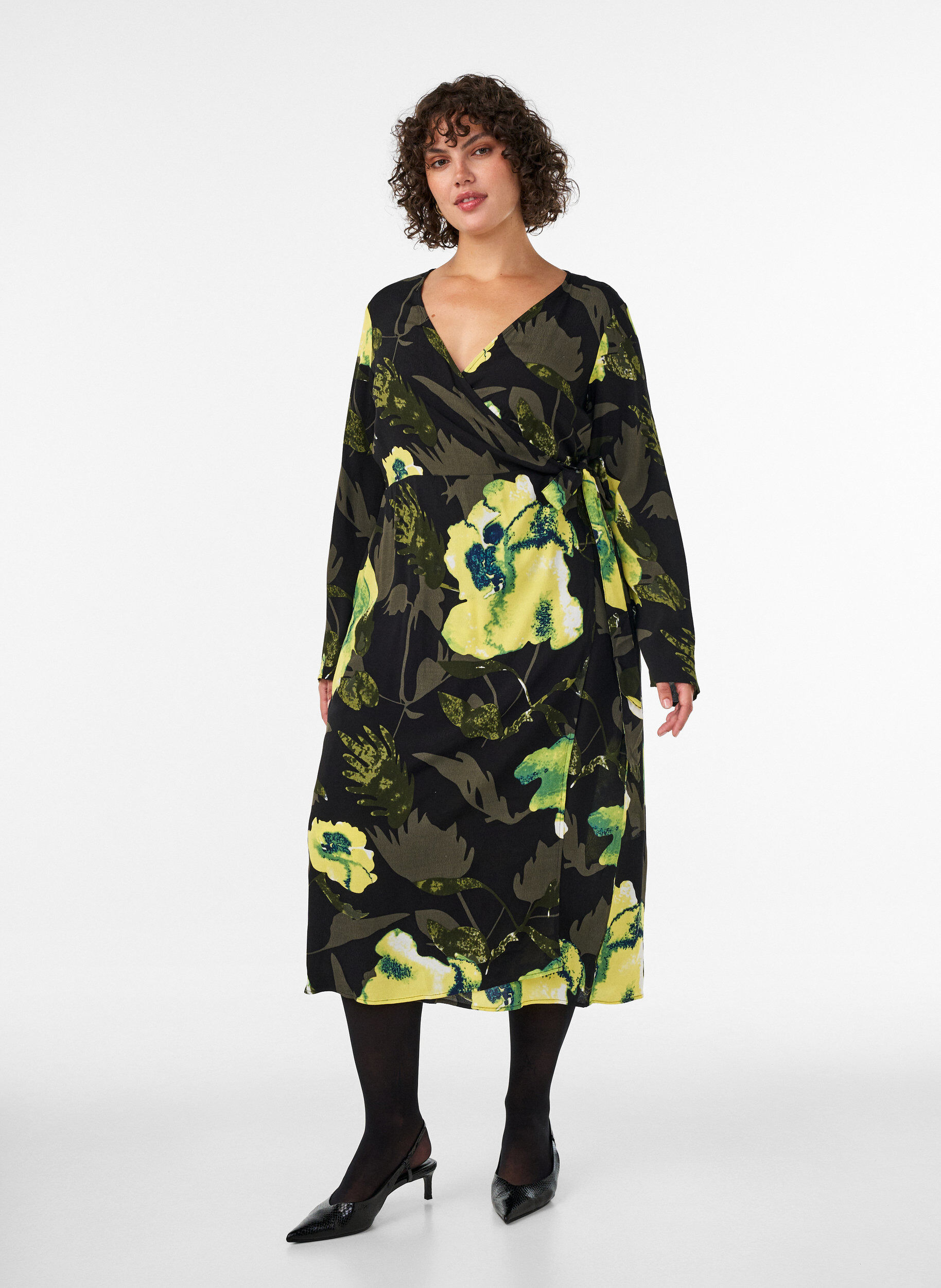 Robe portefeuille fleurie en viscose avec une ceinture &agrave; nouer, Noir, Model