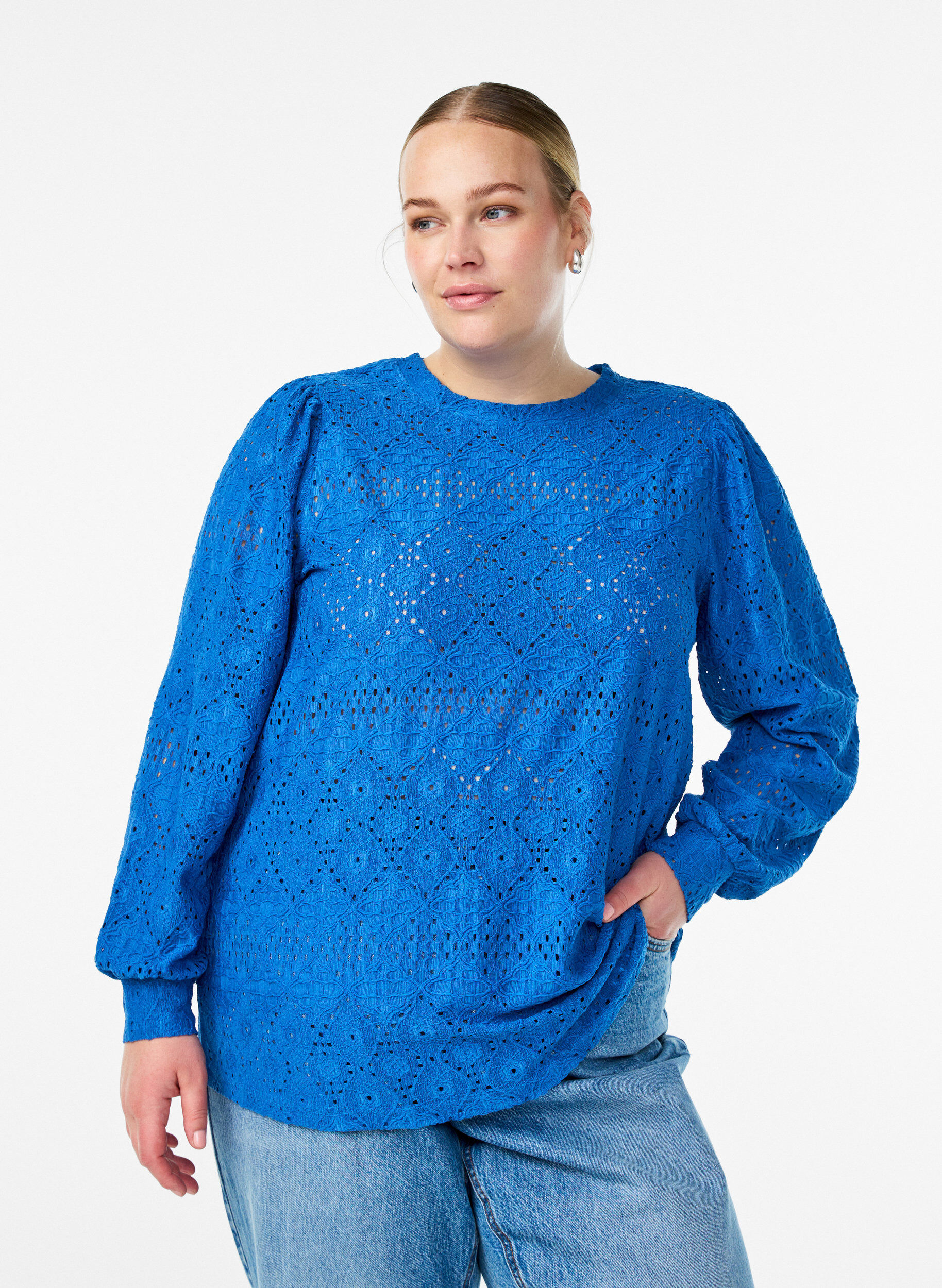 Blouse &agrave; manches longues avec broderie ajour&eacute;e, Bleu, Model