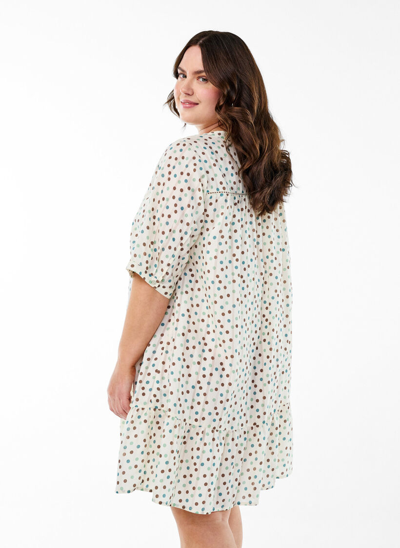 Robe courte en viscose avec bordure en dentelle et coupe trapèze, Blanc, Model image number 2