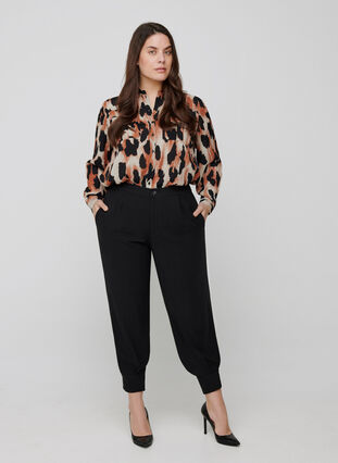 Viscose blouse met luipaardprint, Black AOP, Model image number 2
