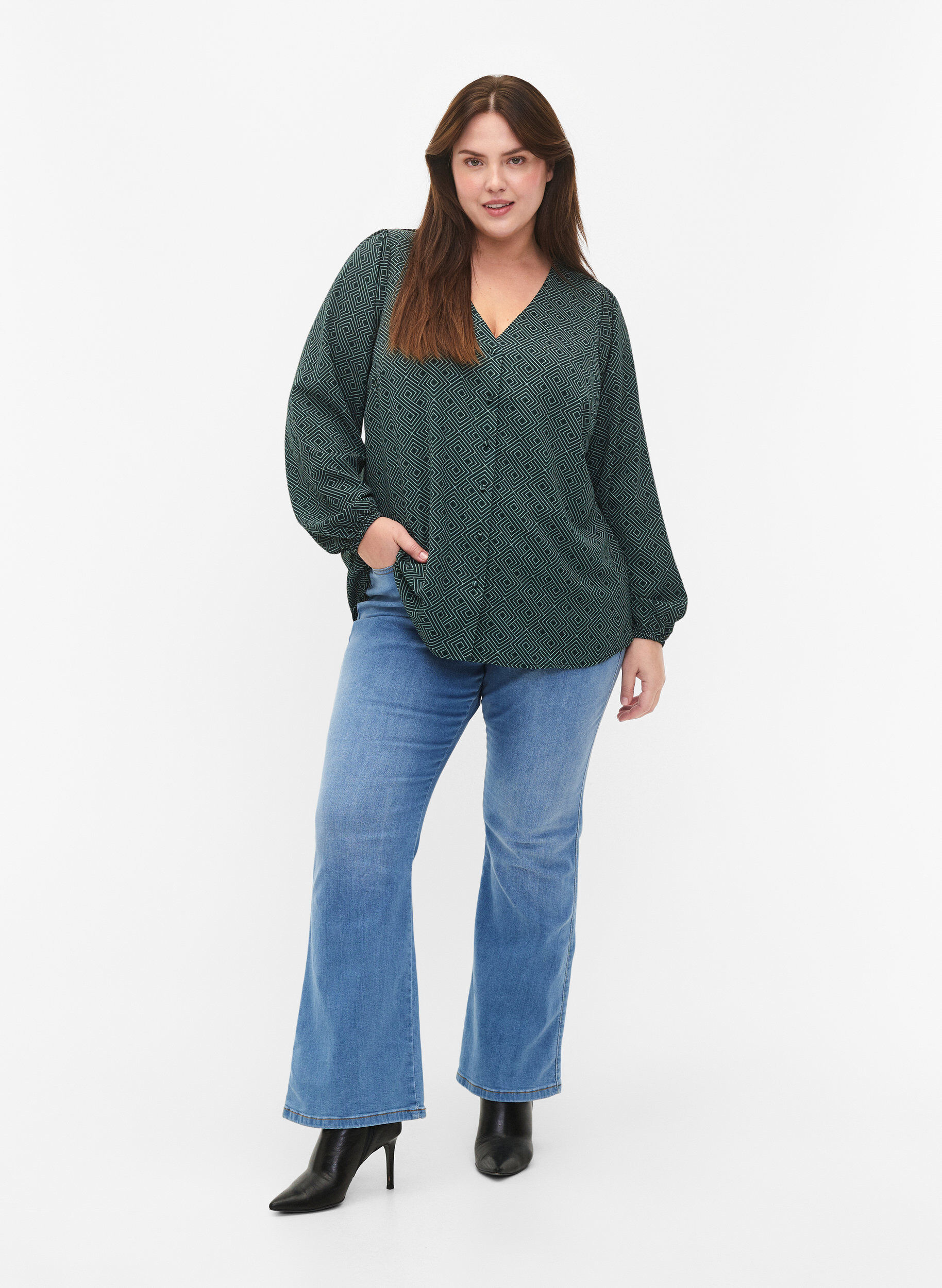 Zizzi Blouse avec col en V et imprim&eacute;, Scarab Graphic AOP, Model image number 2