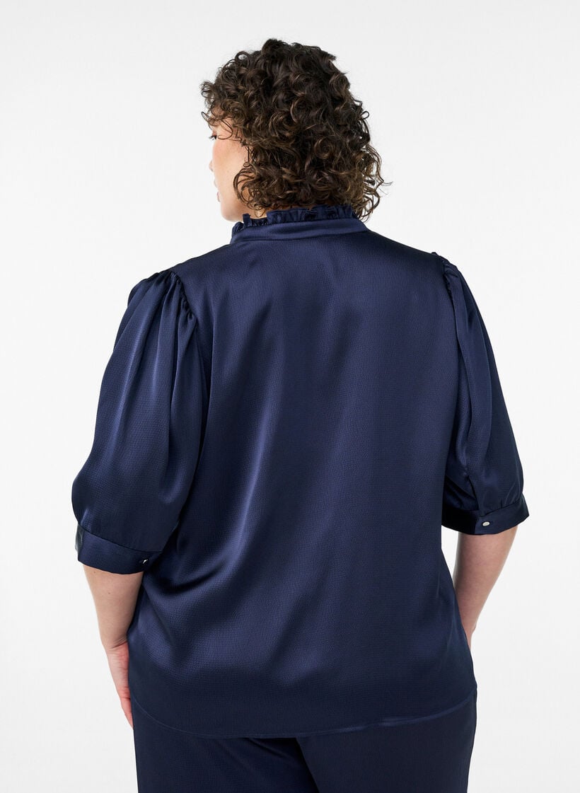 Blouse satin&eacute;e avec manches courtes et col &agrave; volants, Bleu, Model image number 2