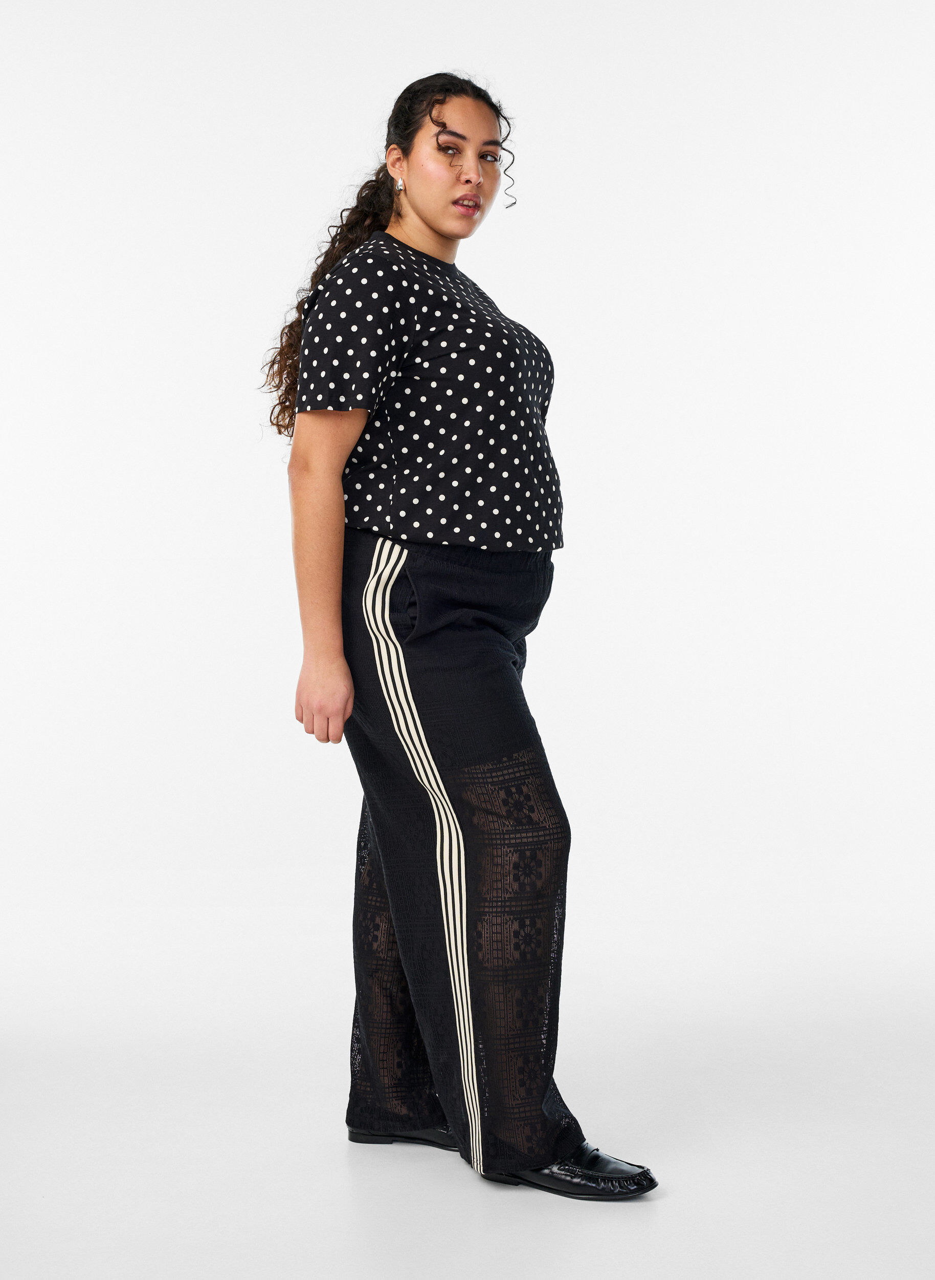 Zizzi Pantalon large en dentelle avec bandes contrastantes, Noir, Model image number 3