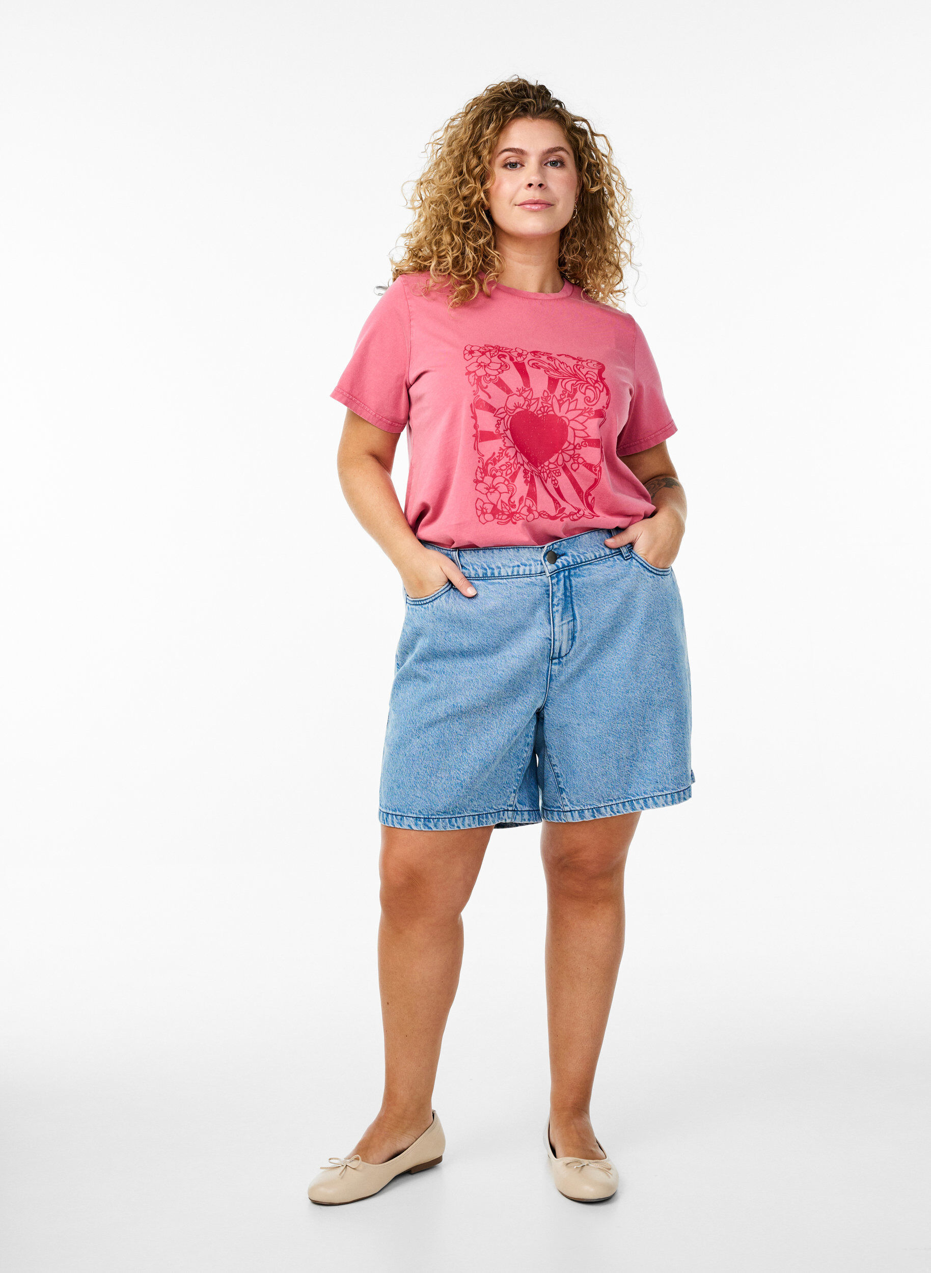 Zizzi Short en denim ample &agrave; taille haute, Bleu Clair, Model image number 1