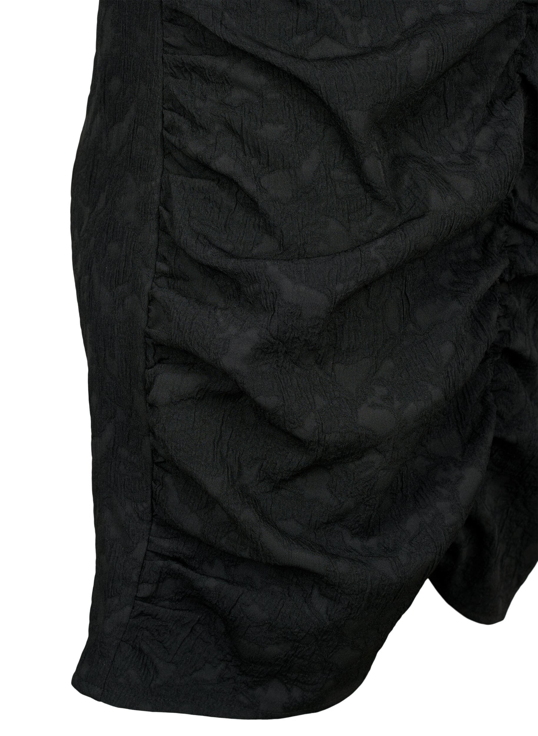 Zizzi Robe &agrave; manches courtes avec tissu textur&eacute; et drap&eacute;s, Black, Packshot image number 3