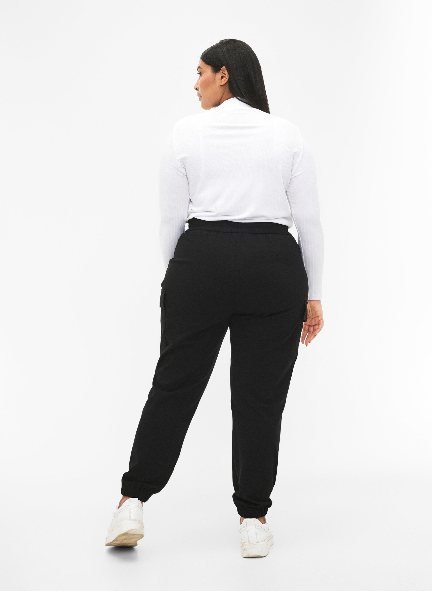 Zizzi Pantalon cargo avec taille &eacute;lastique, Black, Model image number 1