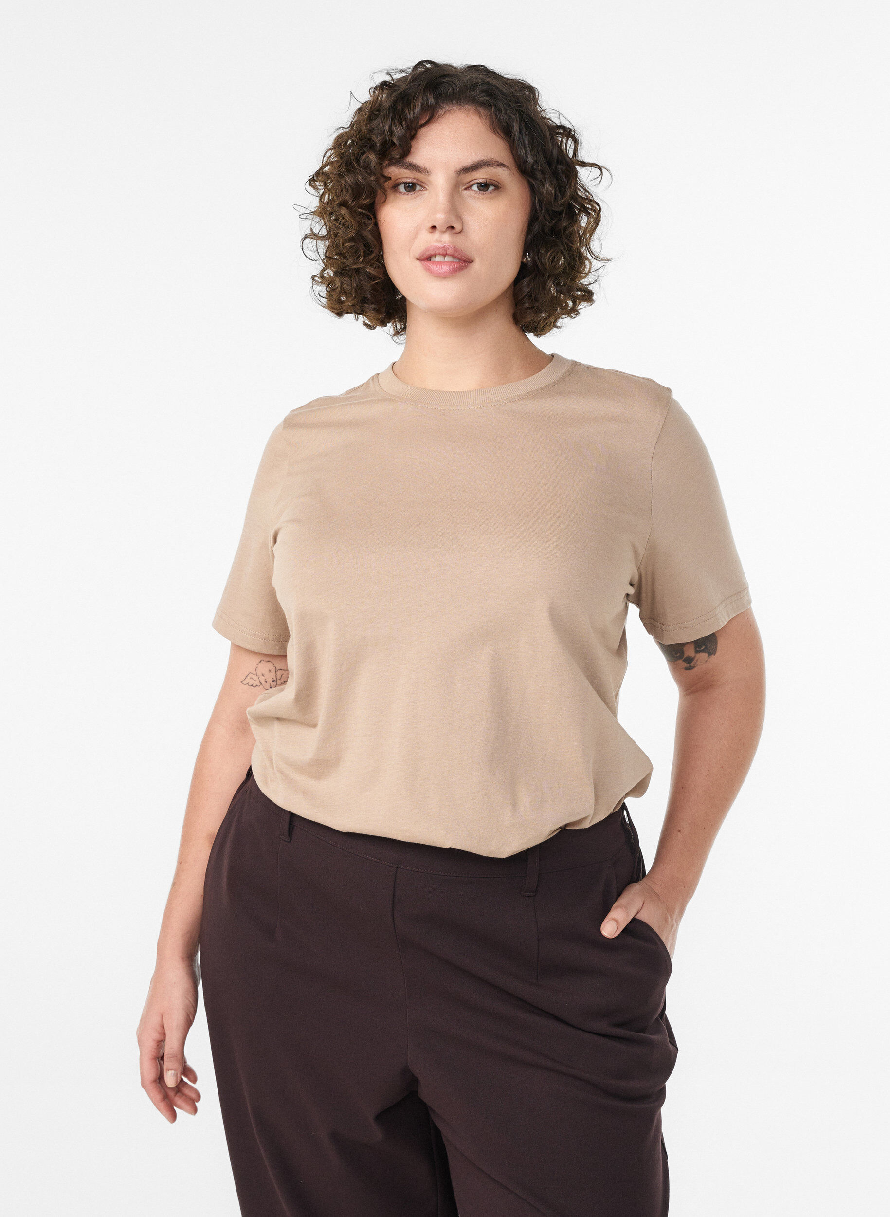 T-shirt basique en coton &agrave; col rond, Beige, Model