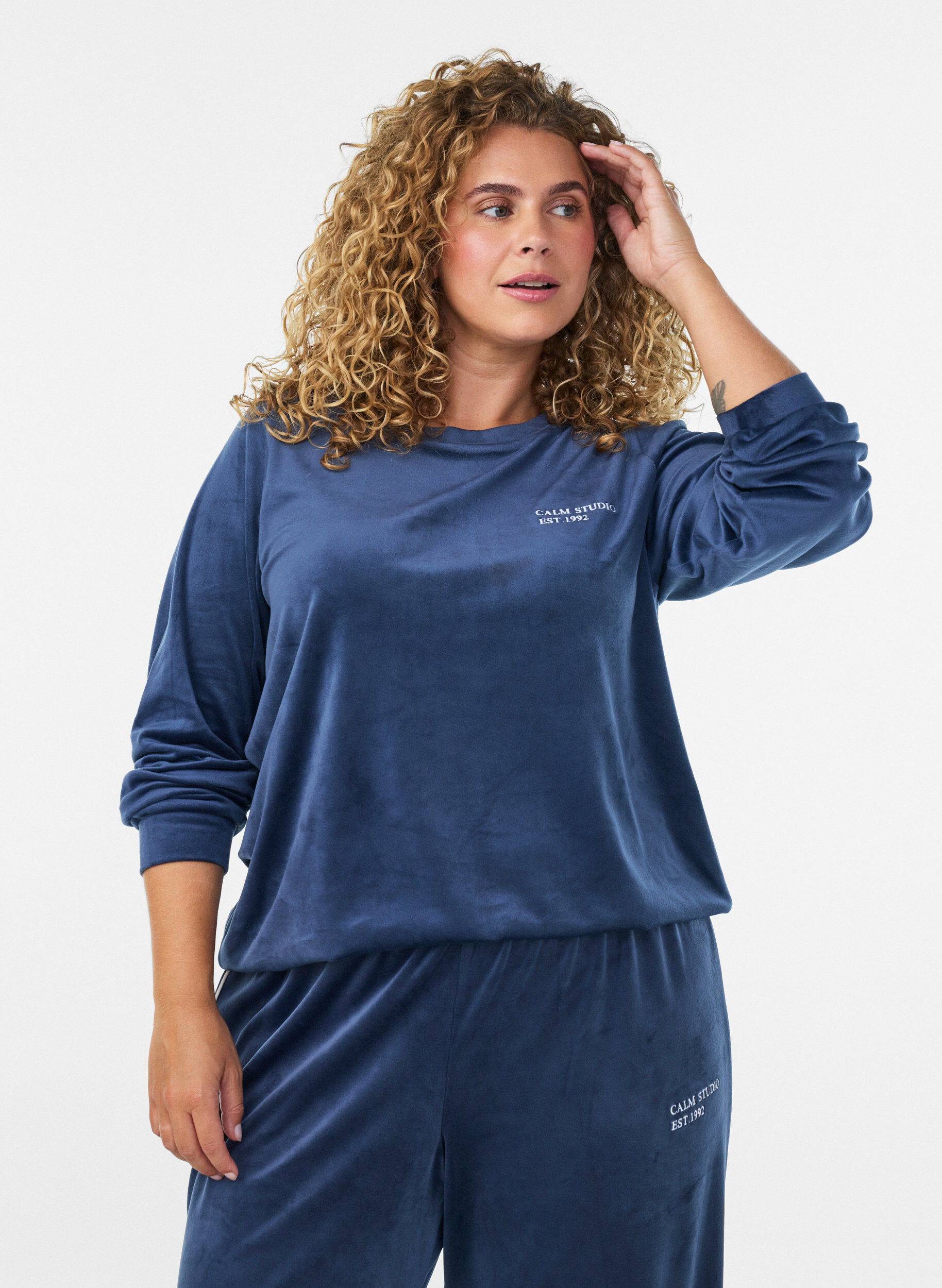 ZizziVelours blouse met geborduurde tekst, Blauw, Model image number 0