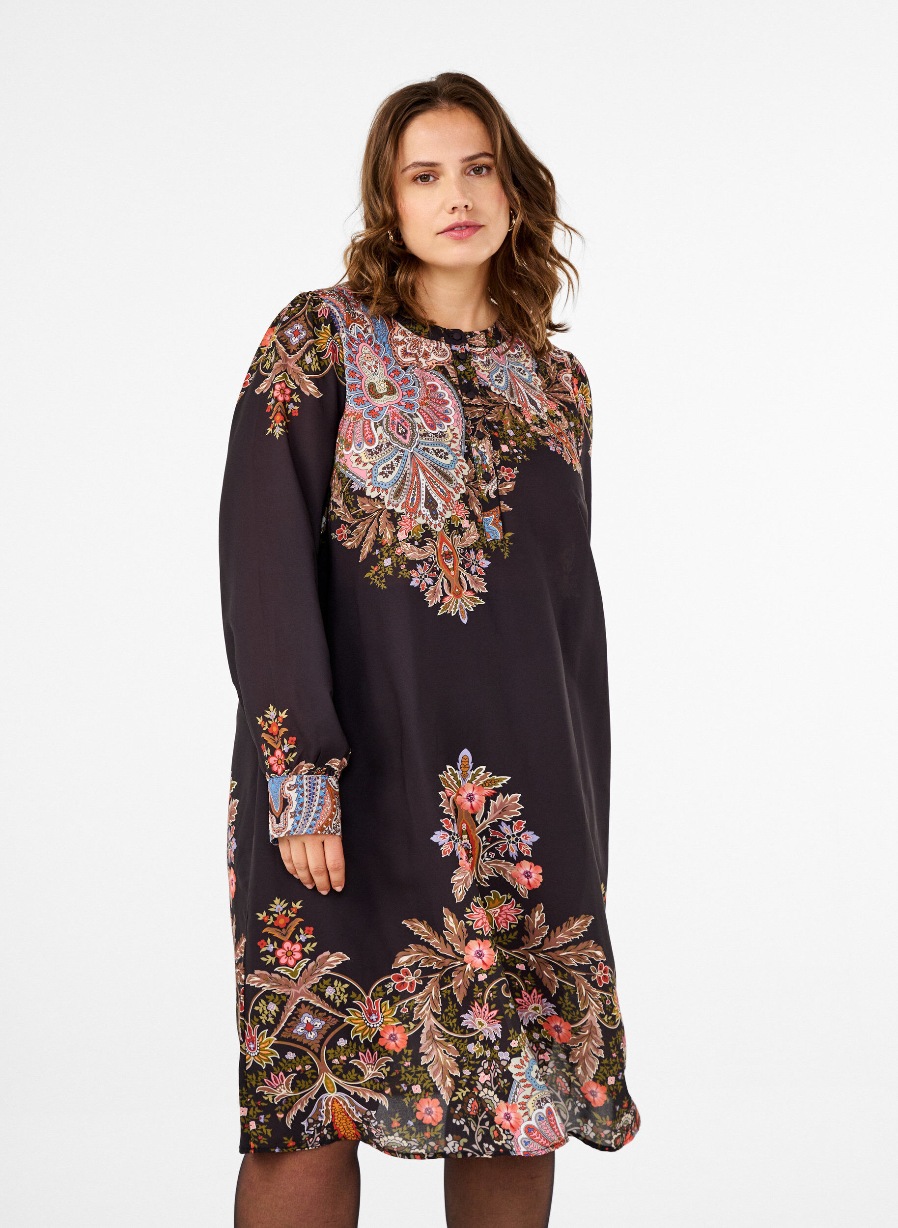 Zizzi Robe mi-longue &agrave; imprim&eacute; paisley, Black Paisley, Model image number 0
