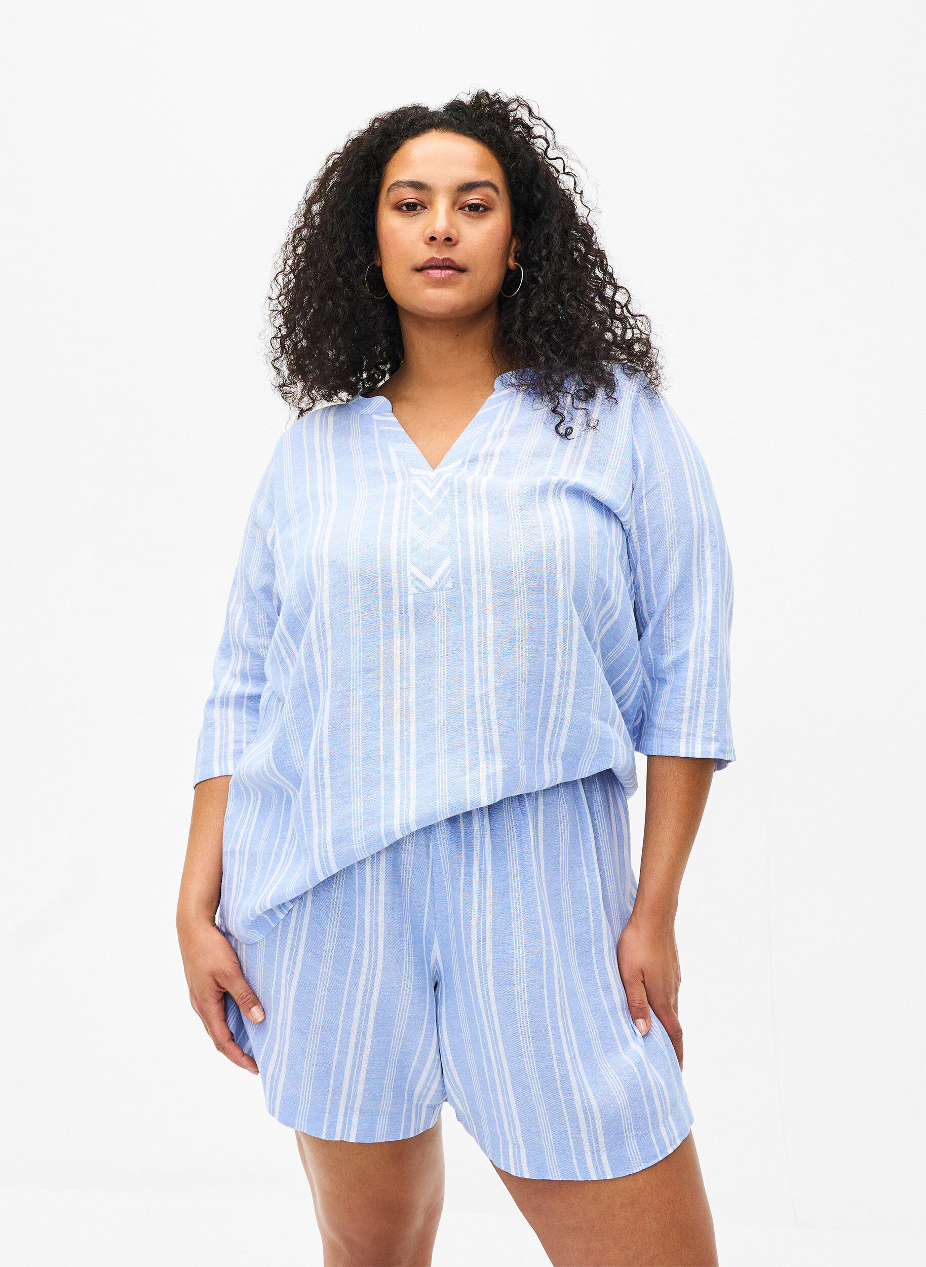 Zizzi Short ray&eacute; en m&eacute;lange de lin et de viscose, Bleu Clair, Model image number 0