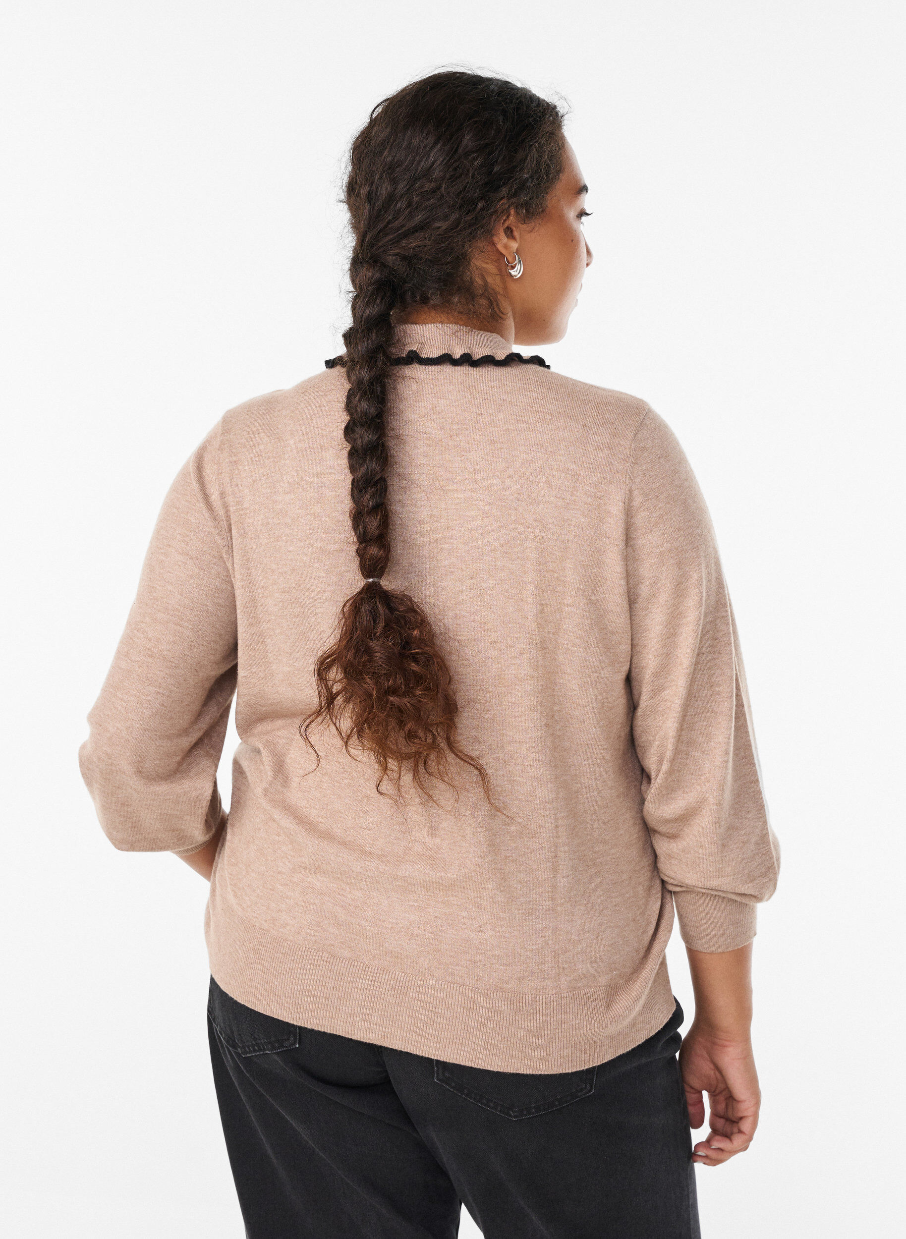 Zizzi Blouse en maille avec un col et un volant contrastant, Beige, Model image number 2