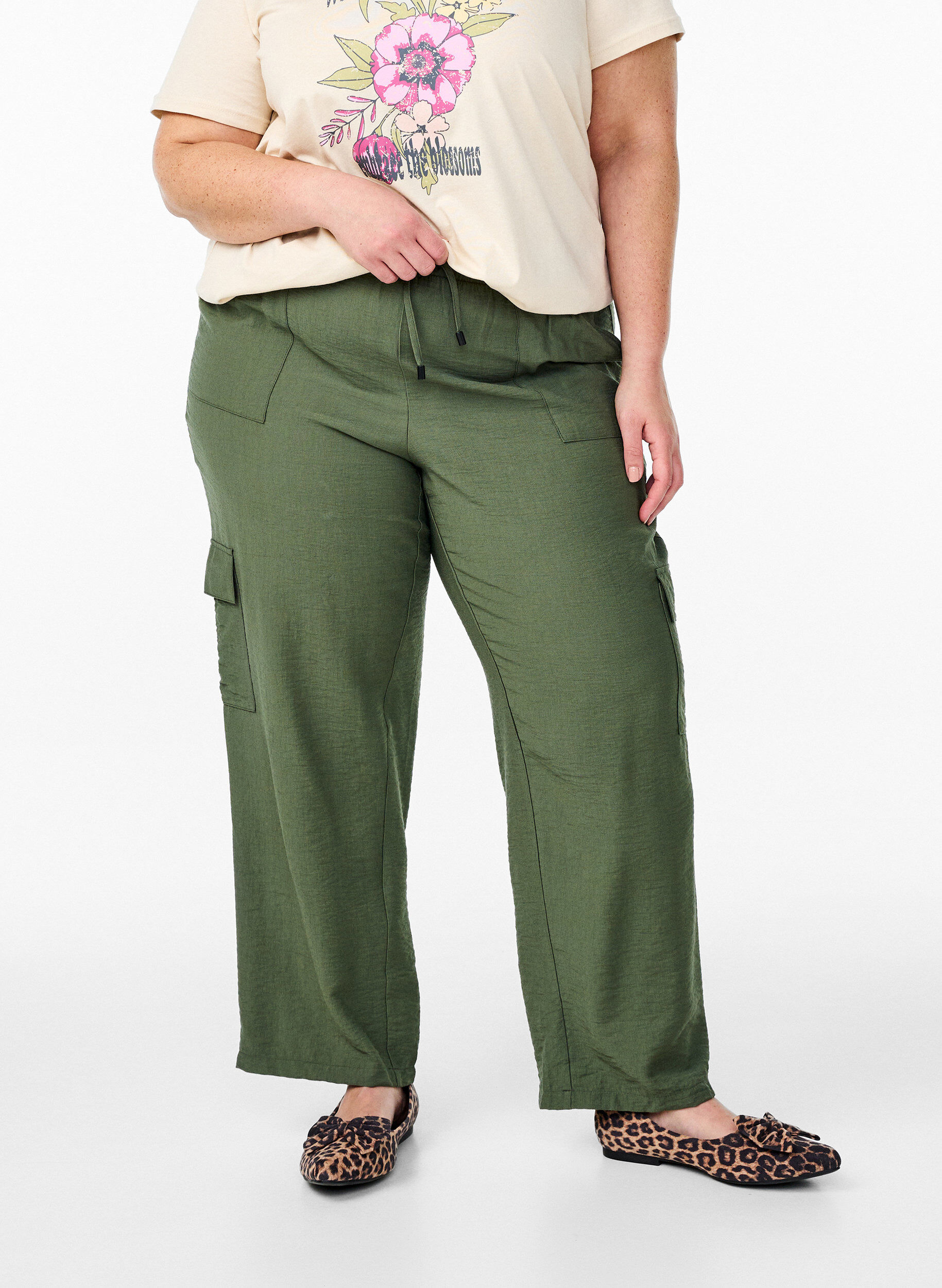 Zizzi Pantalon cargo taille haute, Vert, Model image number 1