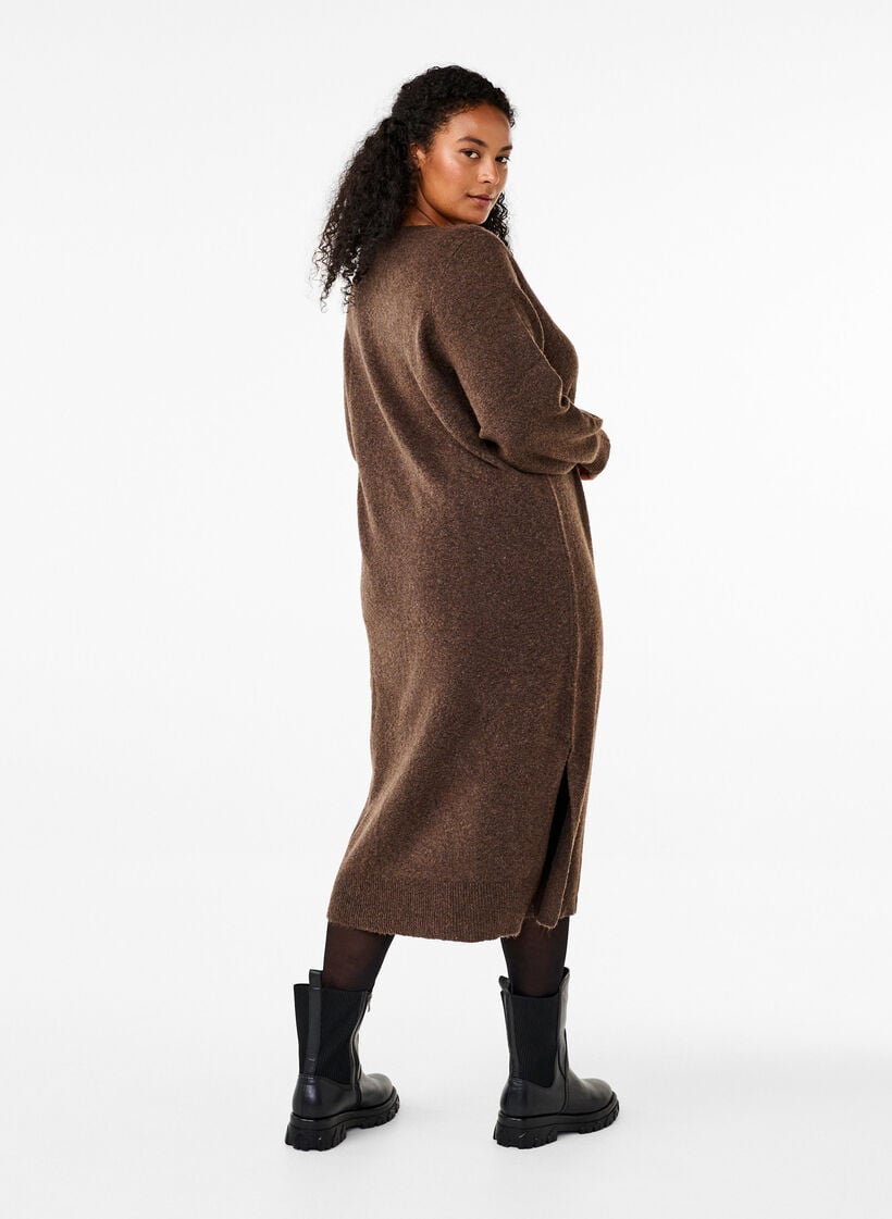 Gebreide jurk met lange mouwen en V-hals, Bruin, Model image number 1