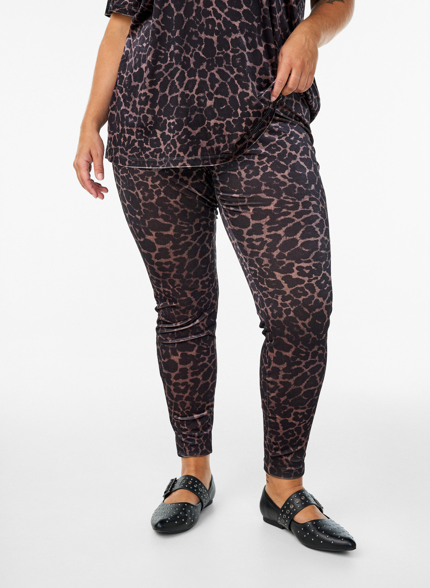 Zizzi Legging en velours &agrave; motif l&eacute;opard, Marron, Model image number 2