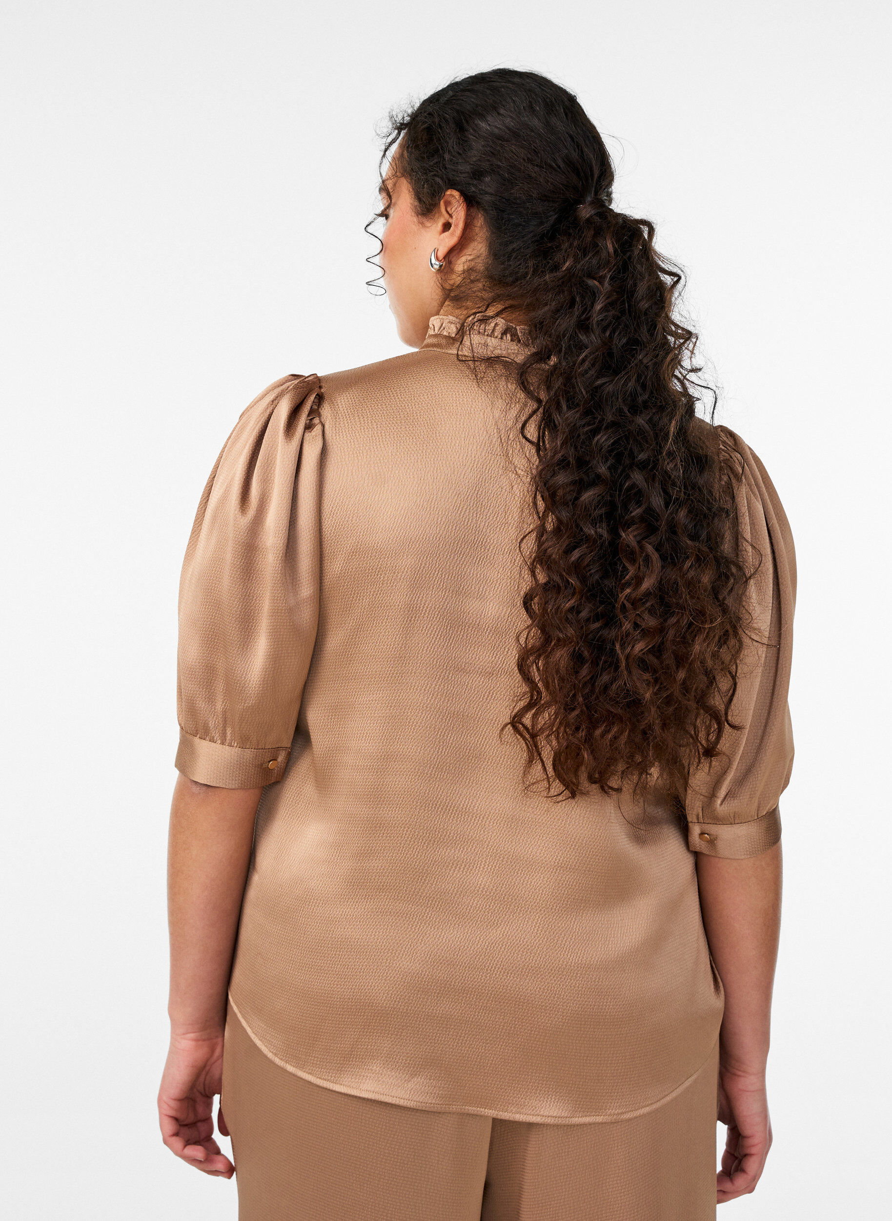 Zizzi Blouse satin&eacute;e avec manches courtes et col &agrave; volants, Marron, Model image number 2