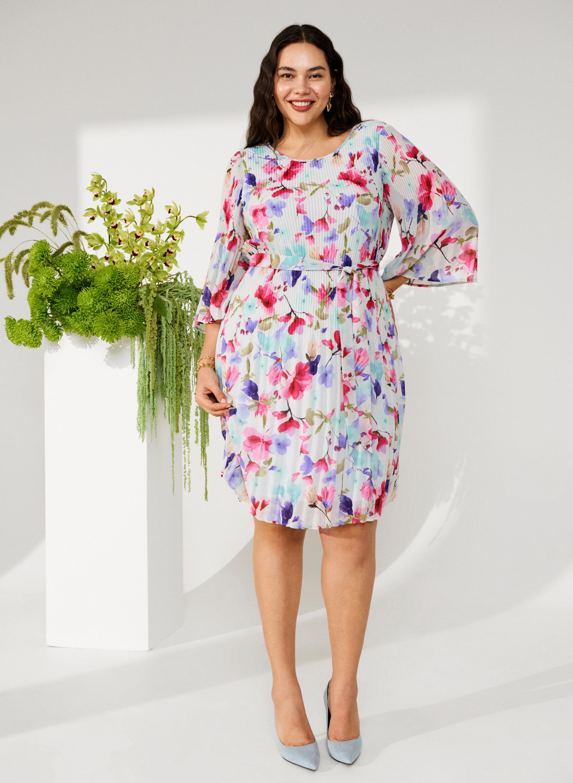 ZizziBedrukte geplooide jurk met bindband, White/MultiFlowerAOP, Image image number 0