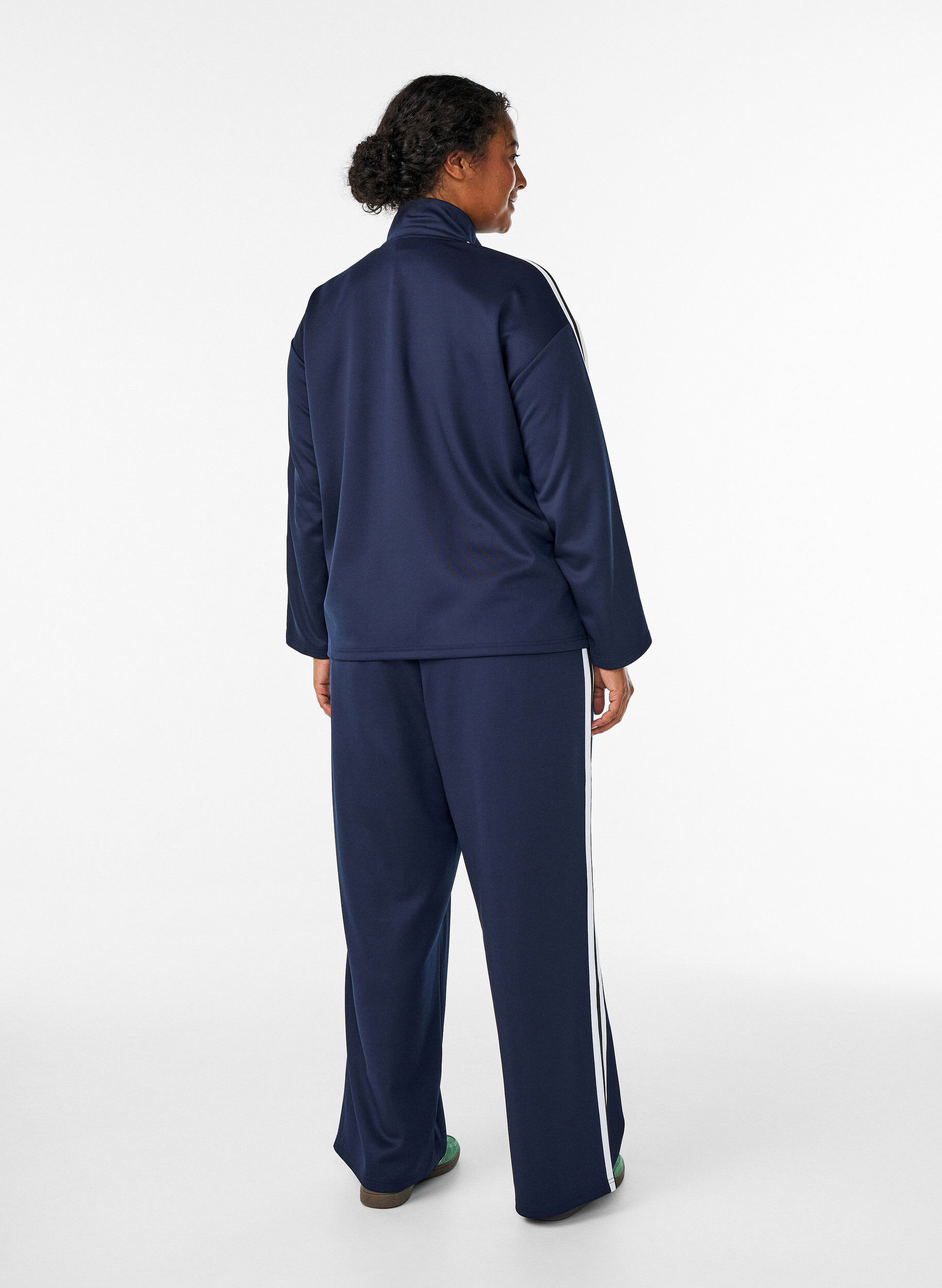 Zizzi Pantalon de surv&ecirc;tement taille haute &agrave; bandes sportives, Bleu, Model image number 1