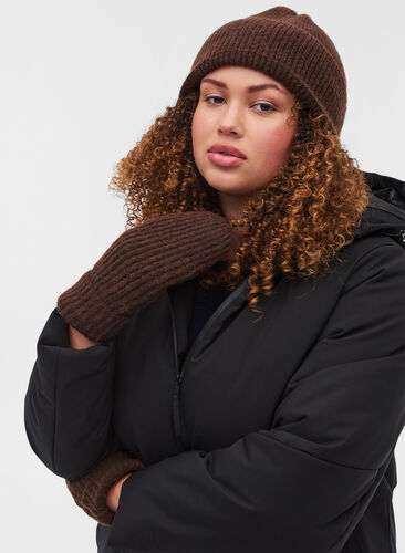 Bonnet tricoté avec de la laine, Brown, Model image number 0