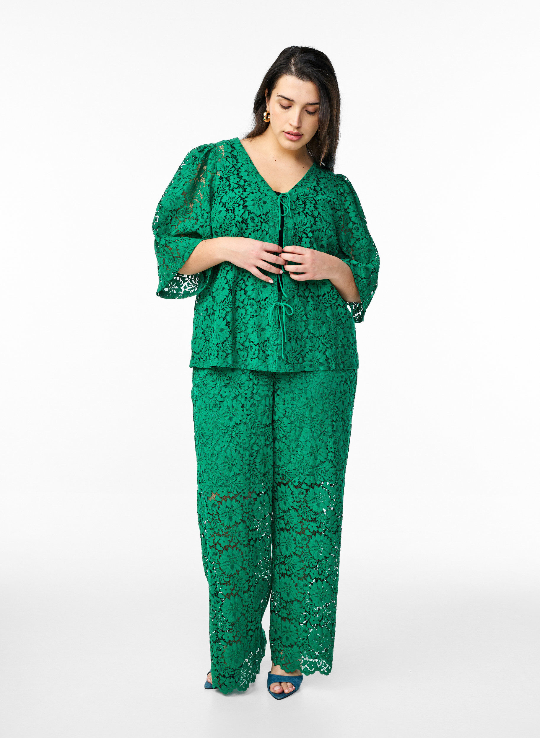 Zizzi Chemisier en dentelle &agrave; manches 3/4 et n&oelig;uds sur le devant, Vert, Model image number 1