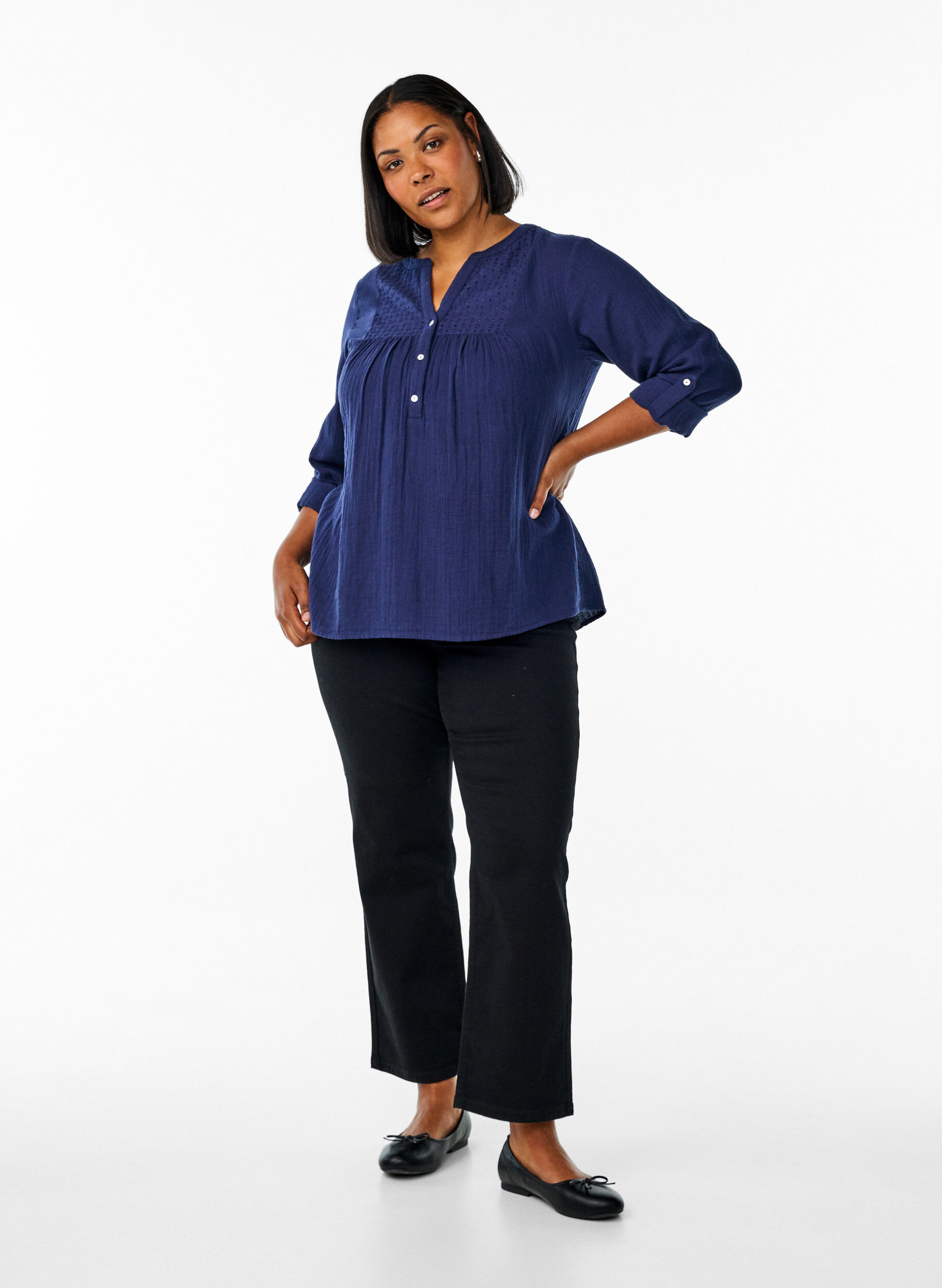 ZizziBlouse in katoenen mousseline met broderie anglaise, Blauw, Model image number 1