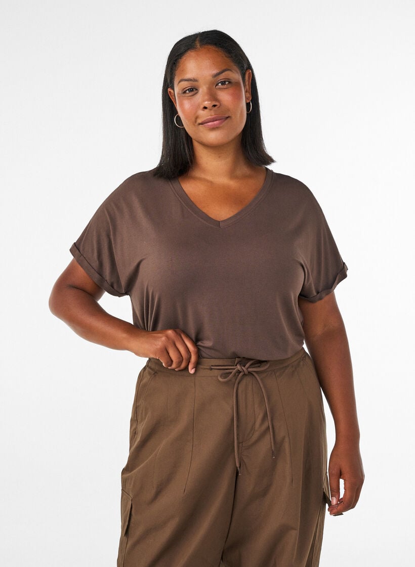 Basic T-shirt met V-hals van viscose, Bruin, Model image number 0