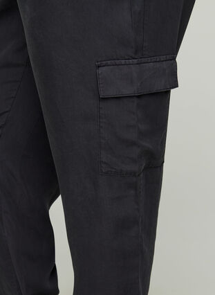 Pantalon en lyocell avec de grandes poches, Black, Model image number 1