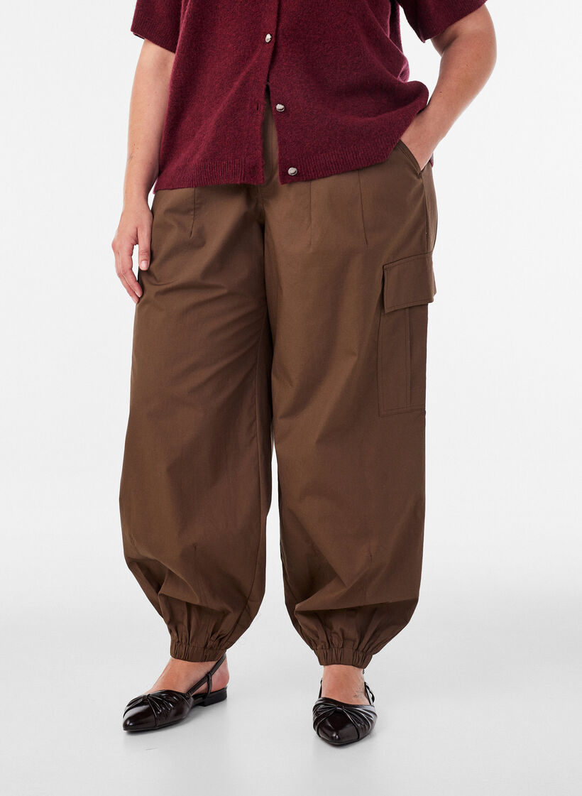 Pantalon cargo ballon en coton, Marron, Model image number 2