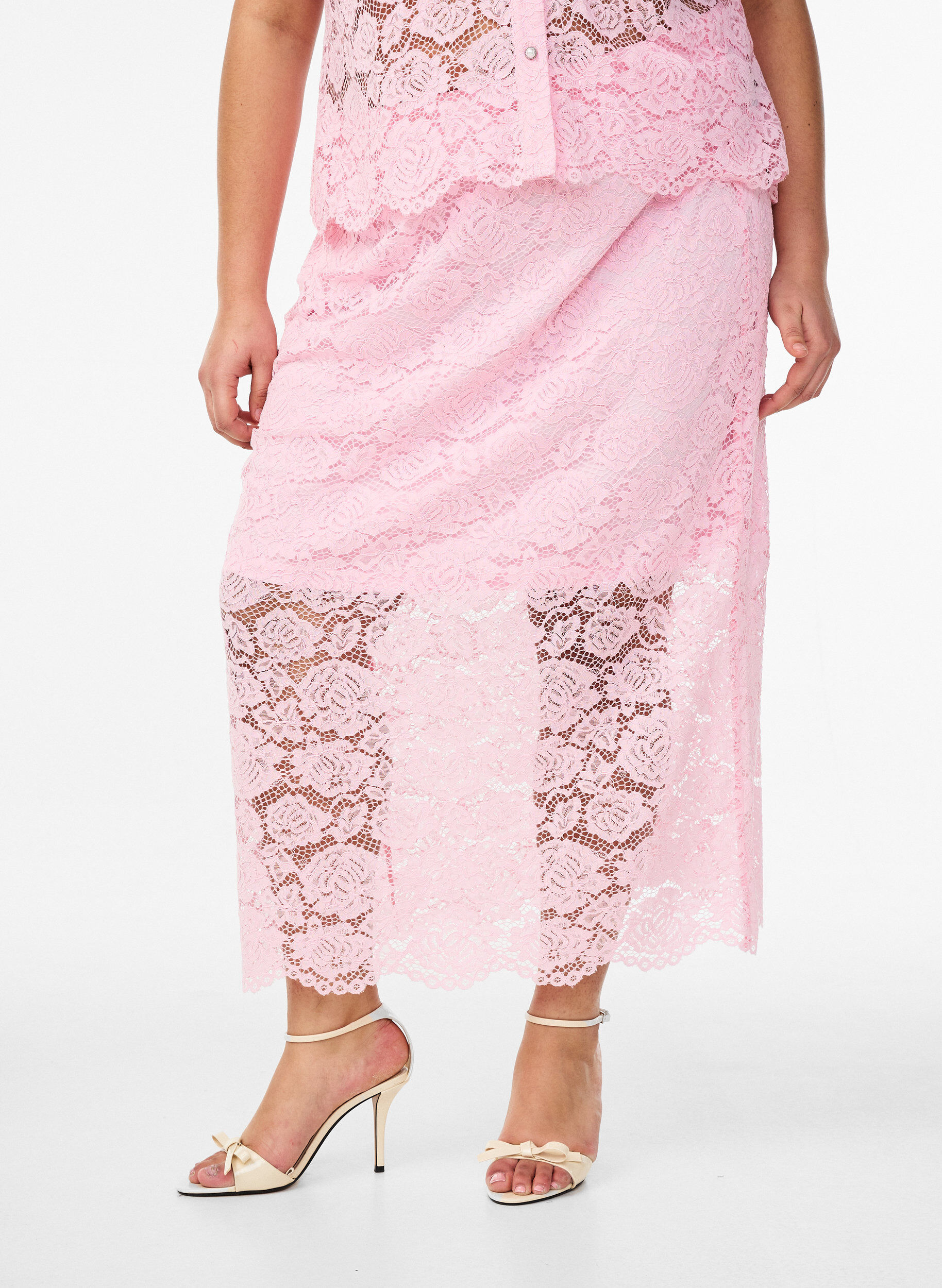 Zizzi Jupe midi en dentelle avec taille &eacute;lastique, Rose, Model image number 2