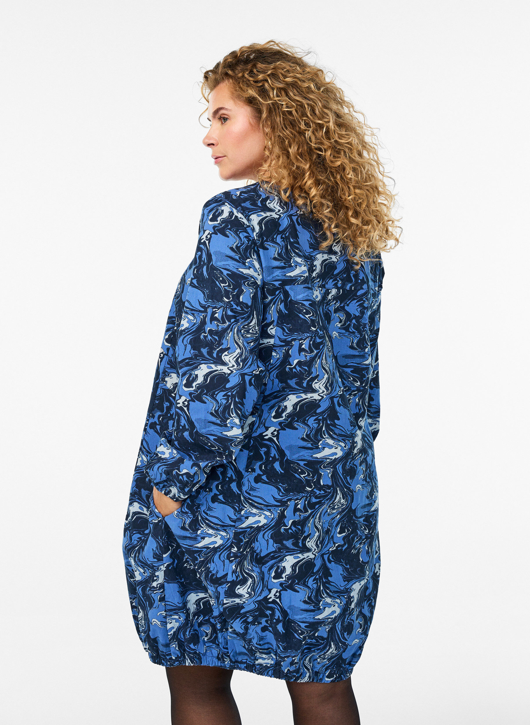 ZizziRobe courte en coton avec un ourlet &eacute;lastique et des manches longues, Bleu, Model image number 2